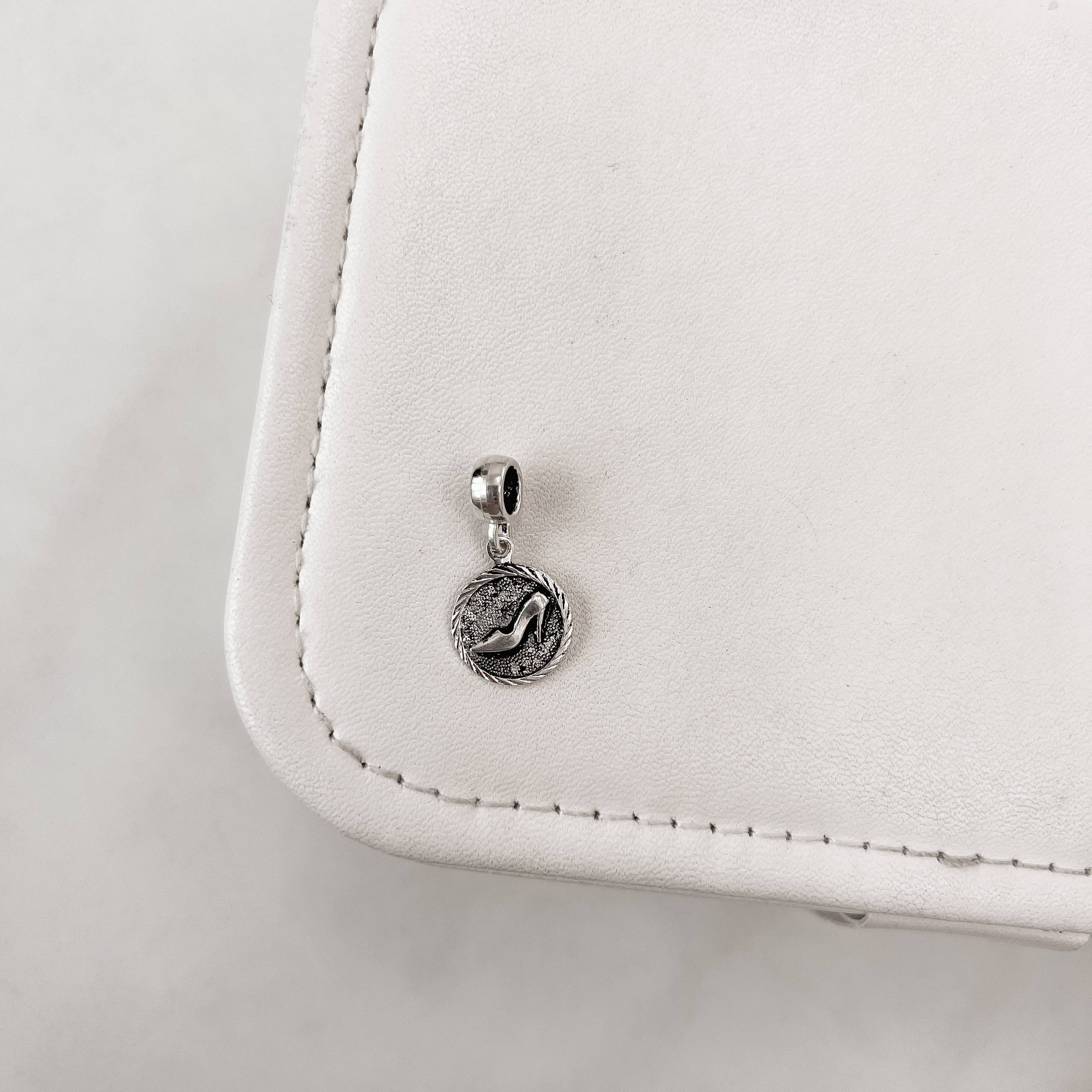 Berloque pingente medalha envelhecida sapato