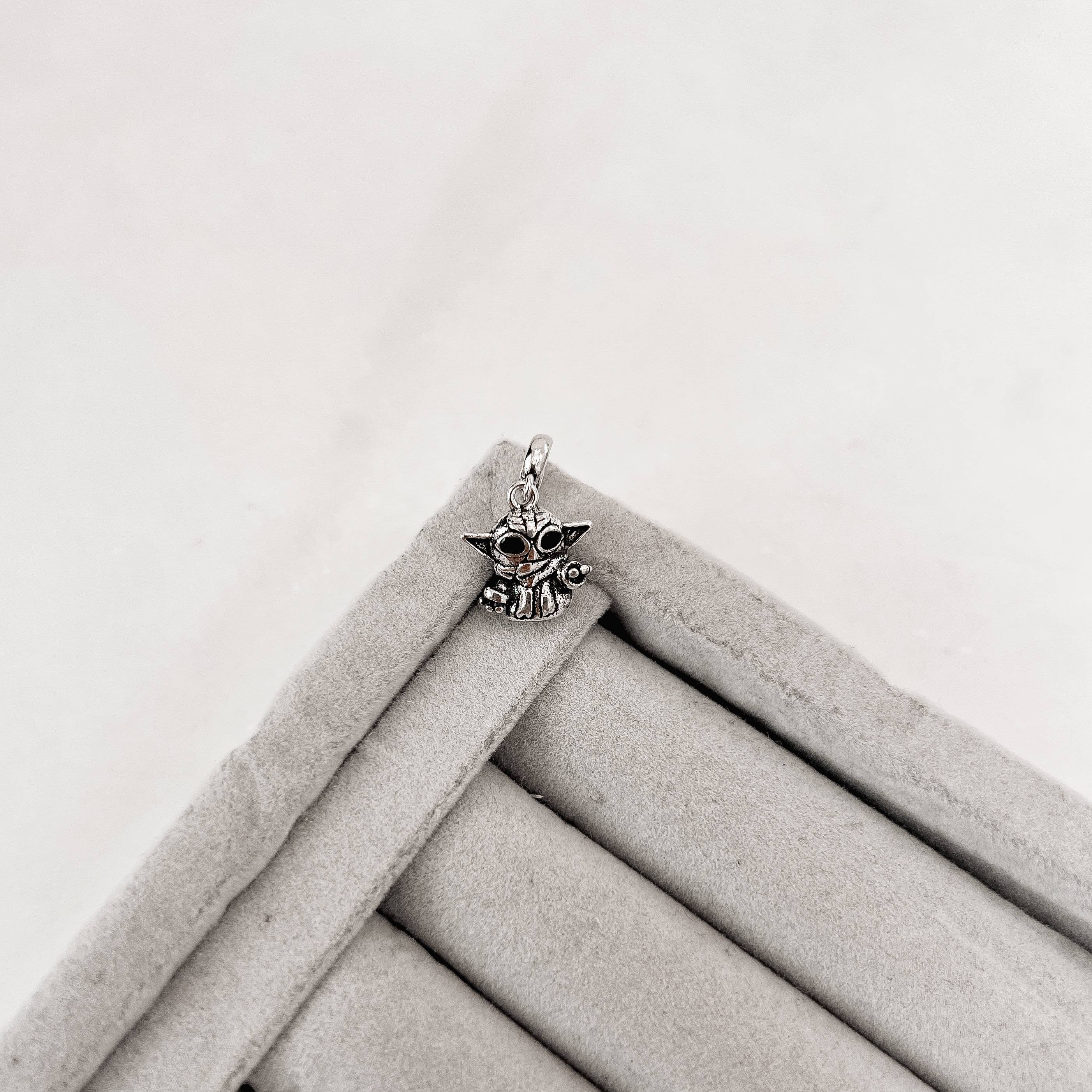 Berloque pingente baby Yoda envelhecido 13mm resina