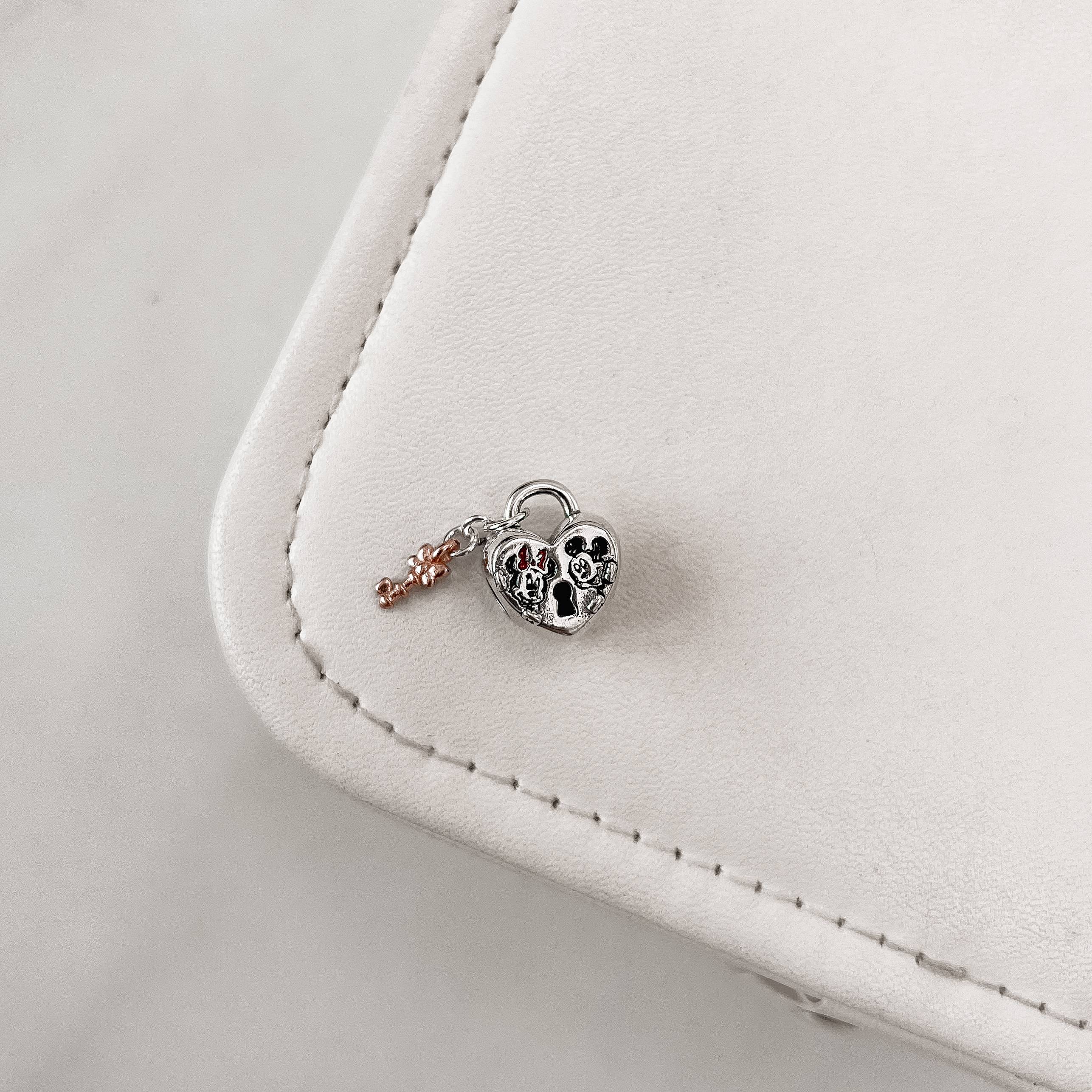 Berloque separador cadeado Mickey e Minnie 14mm importado detalhe ródio e resina