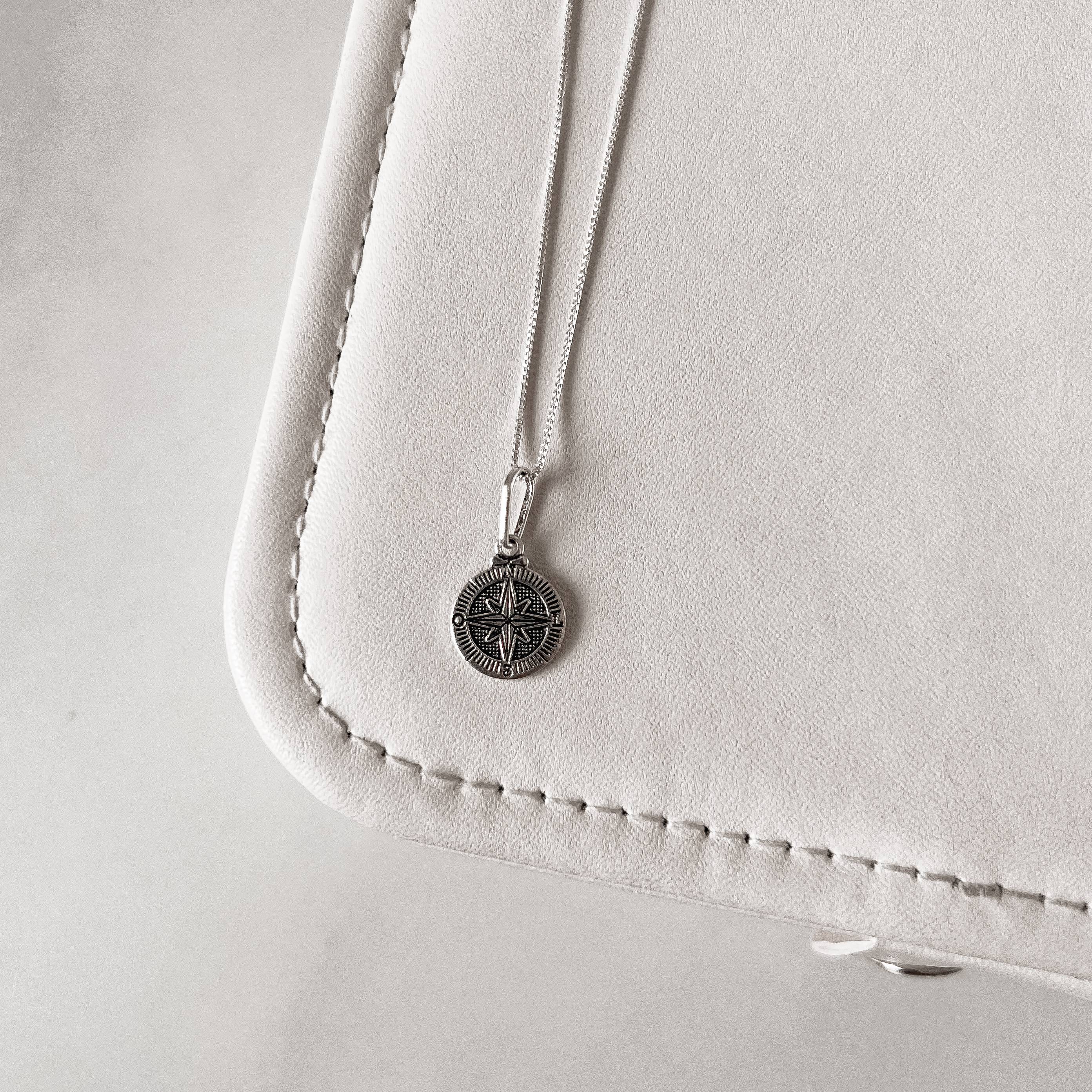 Colar pingente medalha rosa dos ventos 45cm