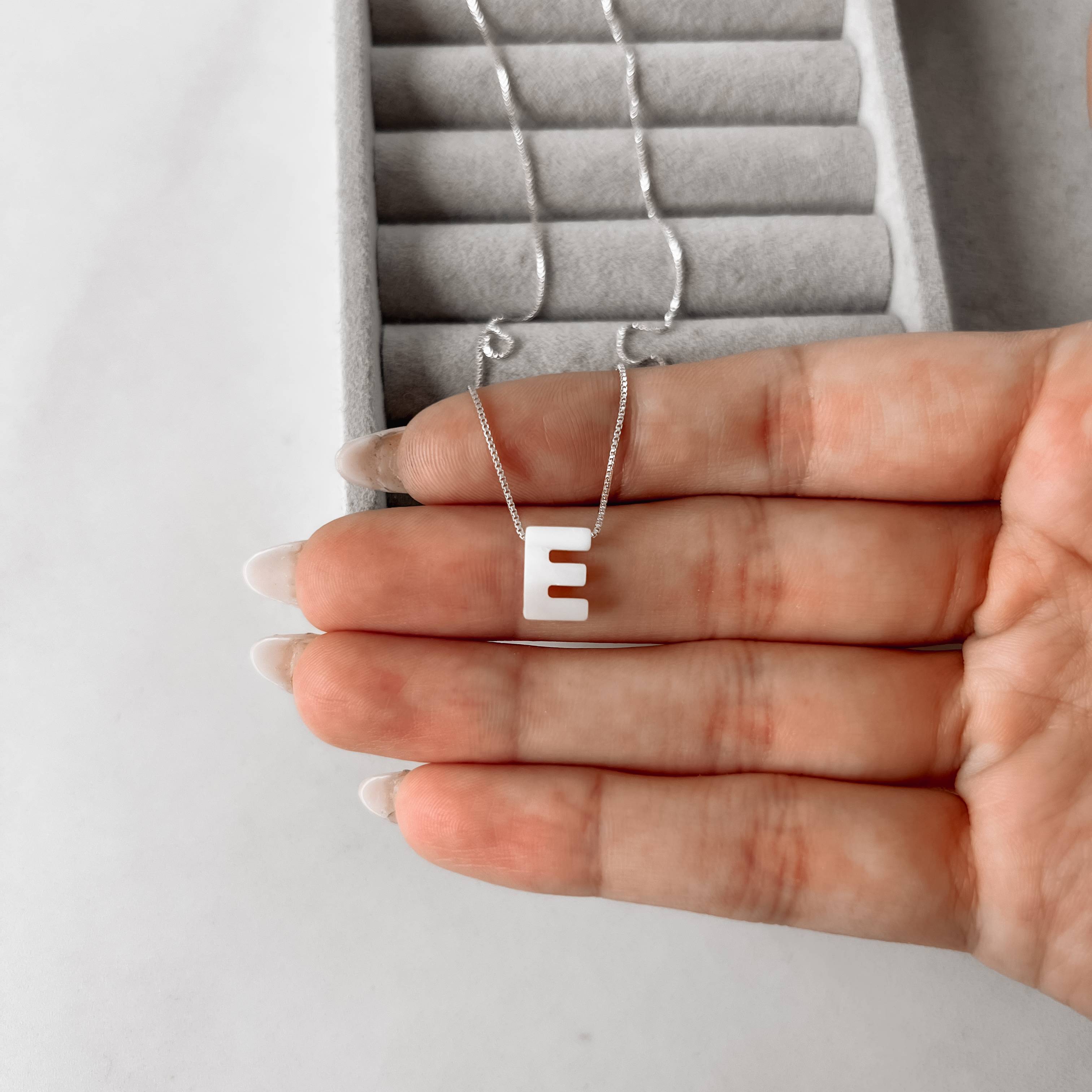 Imagem Secundária Colar madrepérola letra E 45cm