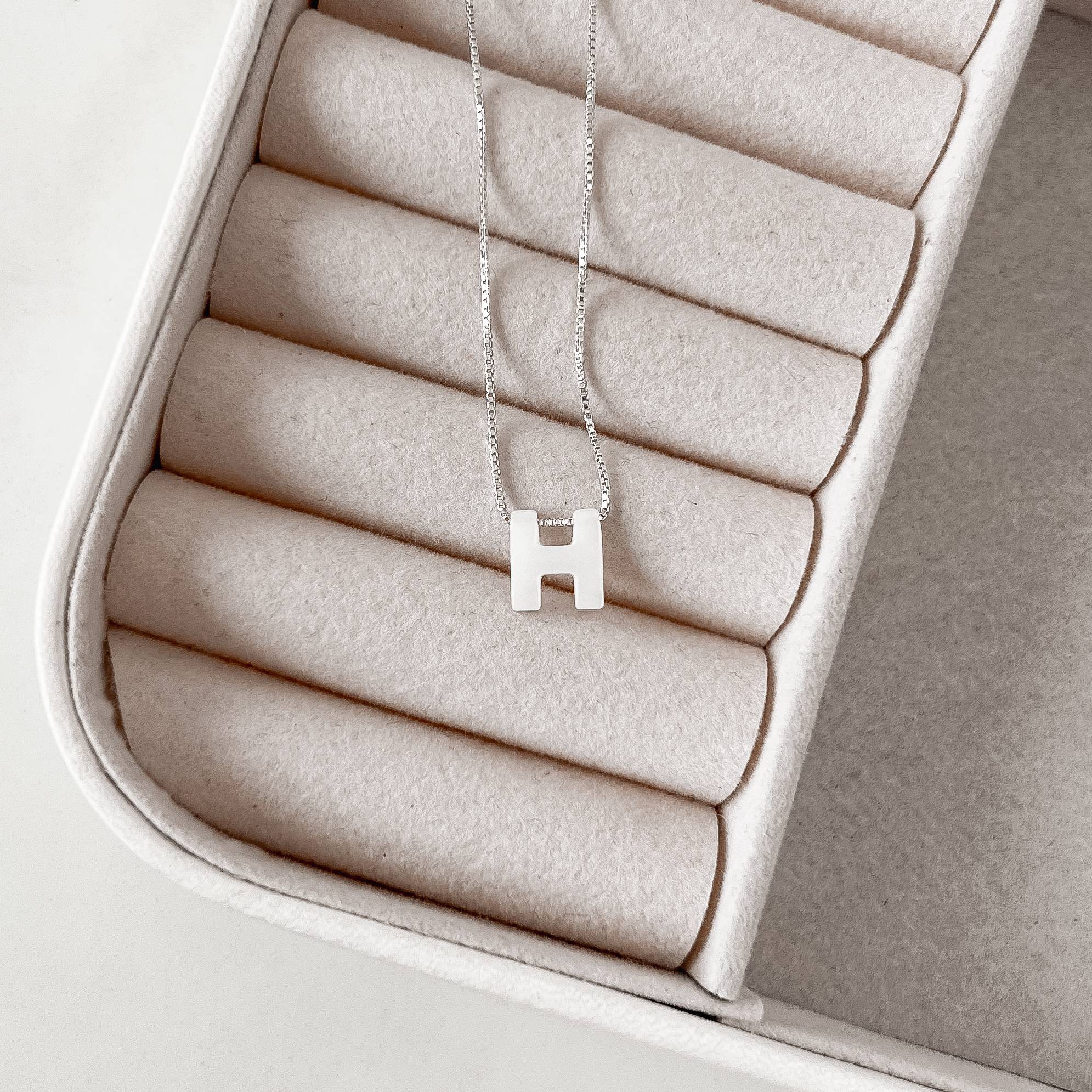 Colar madrepérola letra H 45cm