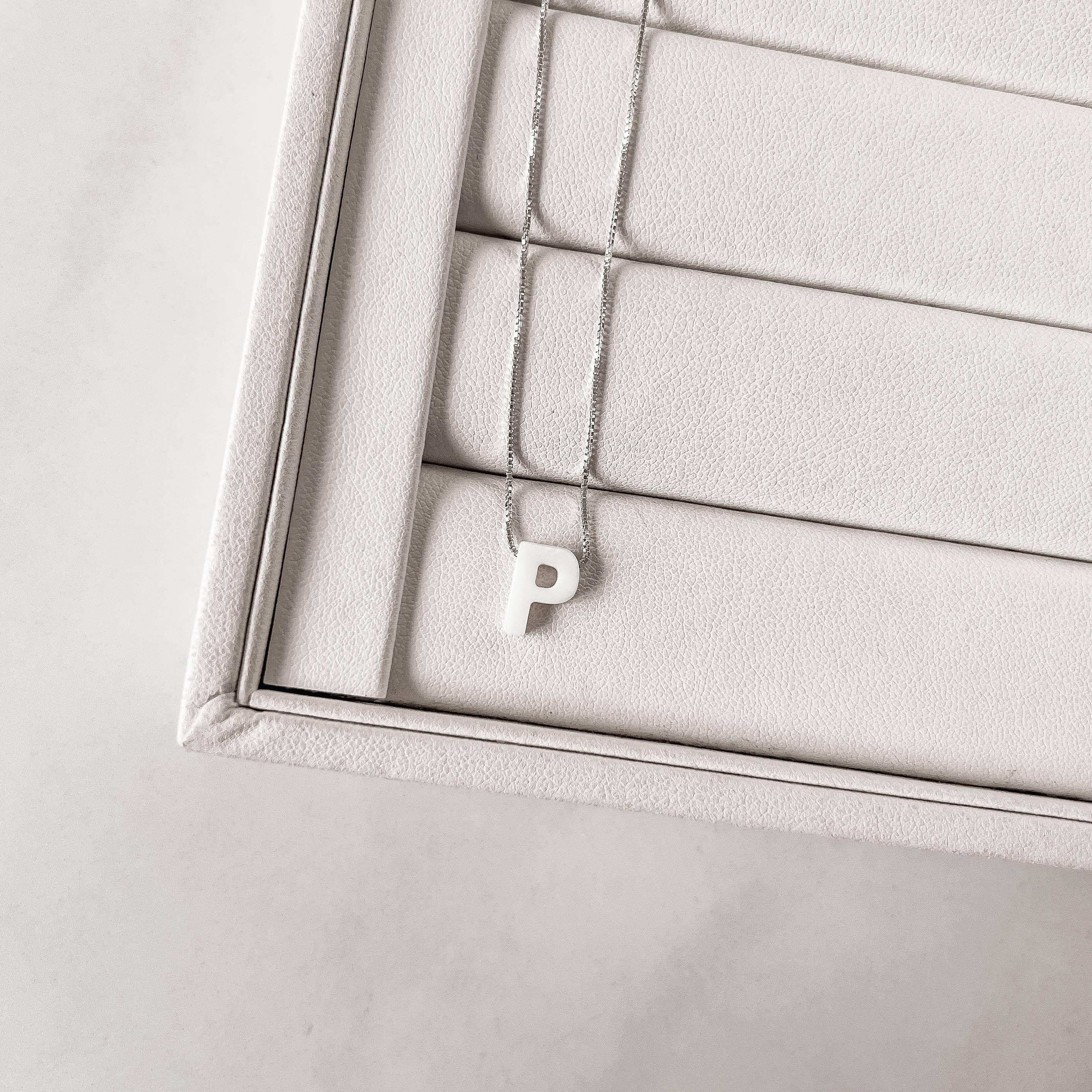 Colar madrepérola letra P 45cm