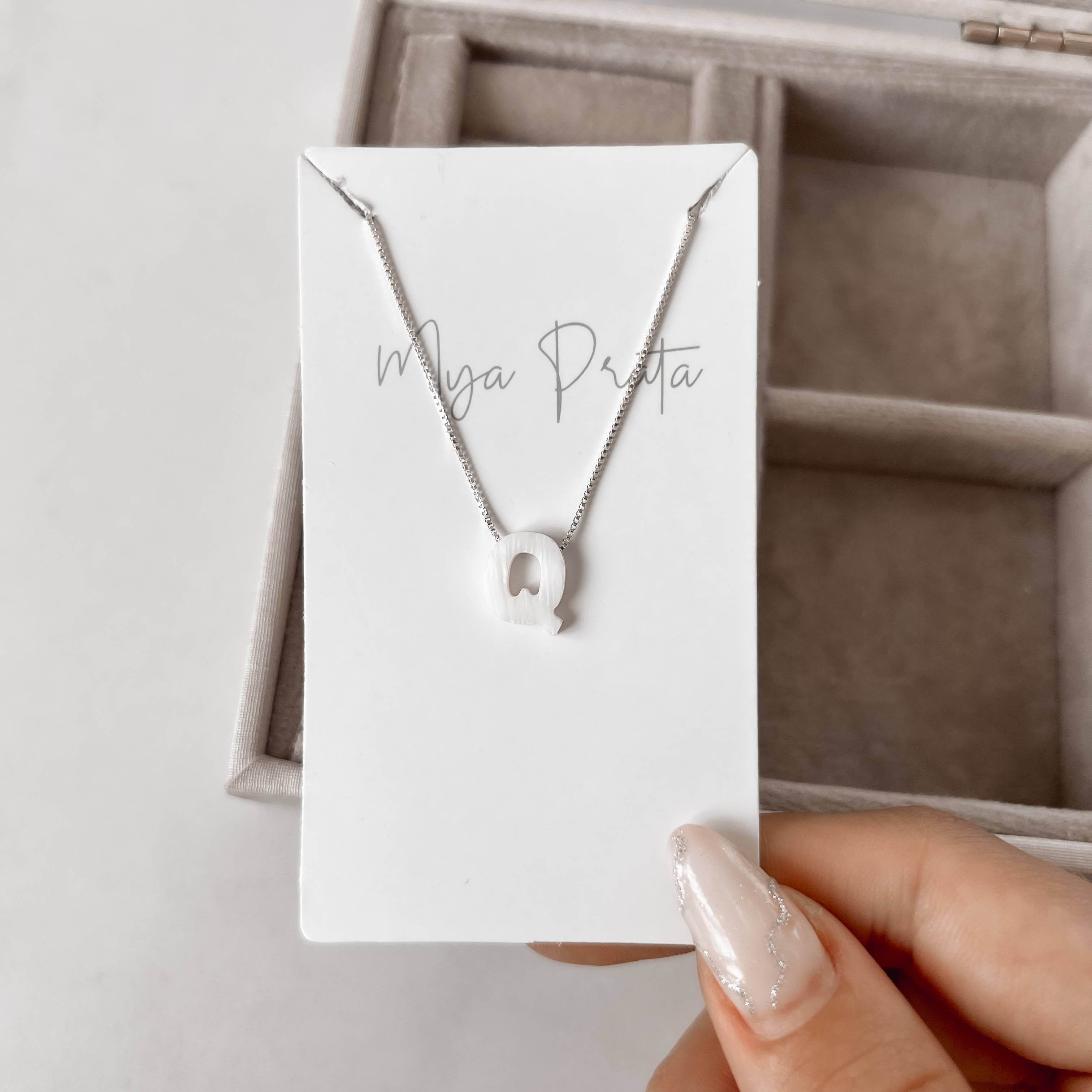 Imagem Secundária Colar madrepérola letra Q 45cm