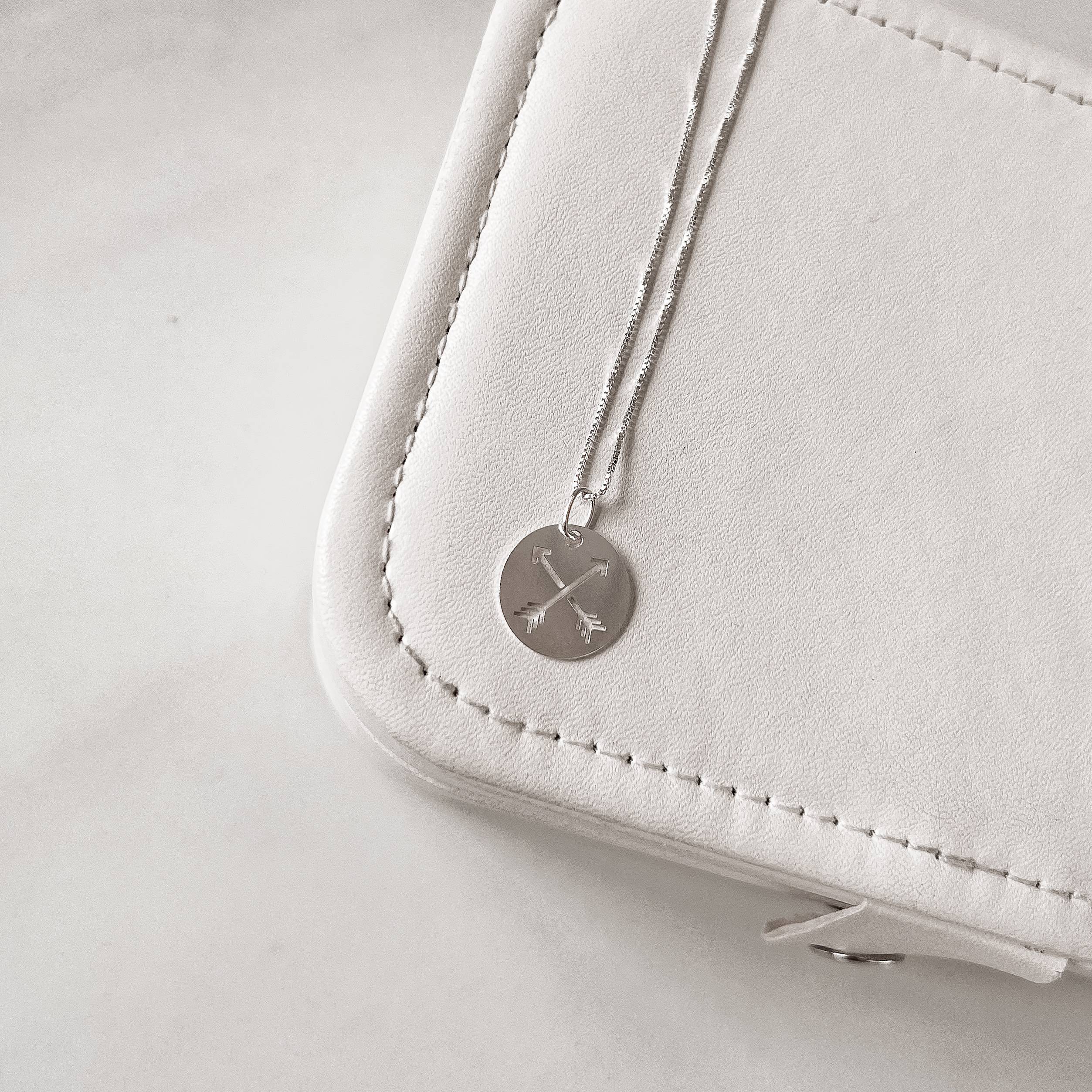 Colar pingente medalha flechas 40cm