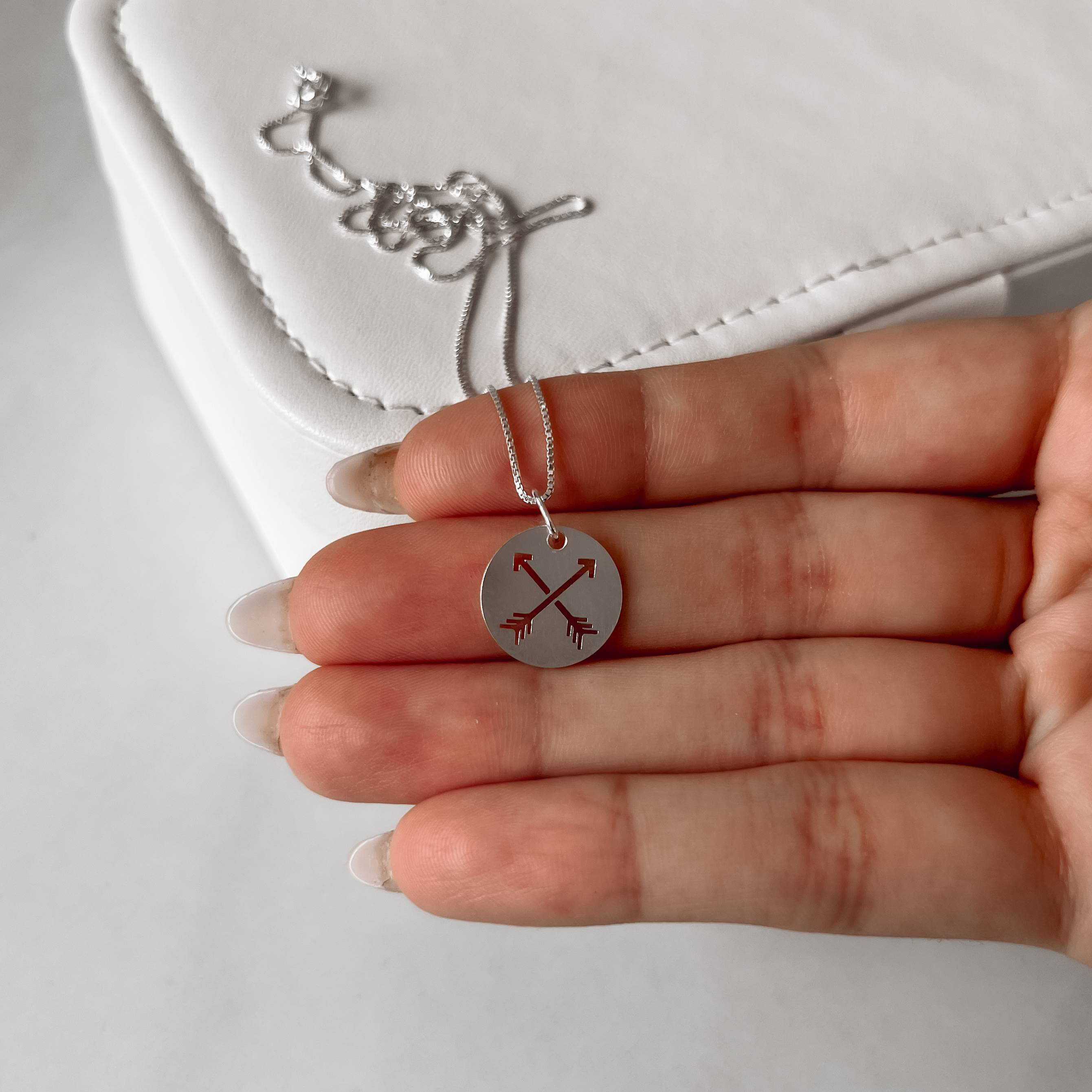 Imagem Secundária Colar pingente medalha flechas 40cm