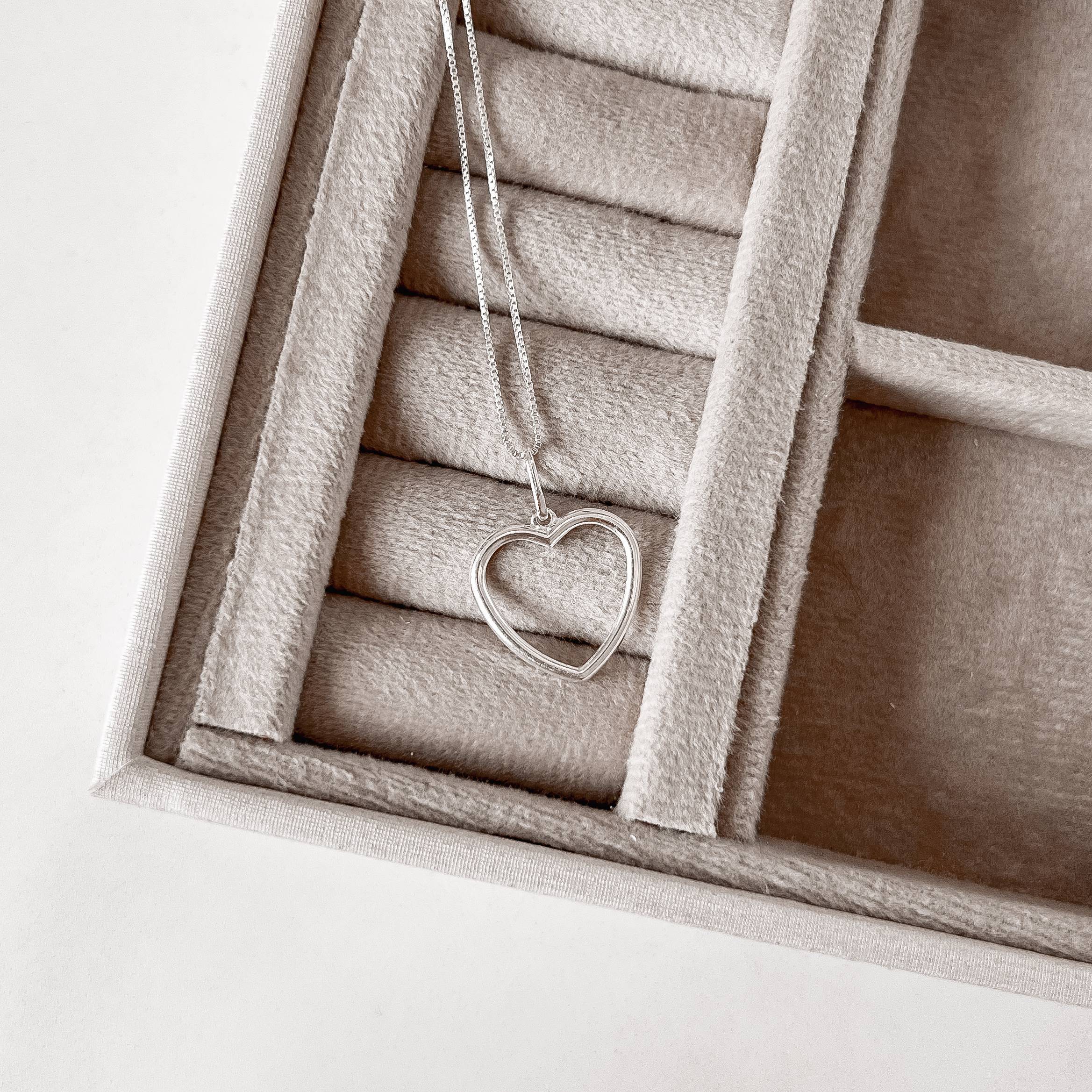 Imagem Secundária Colar pingente coração vazado 18mm 45cm