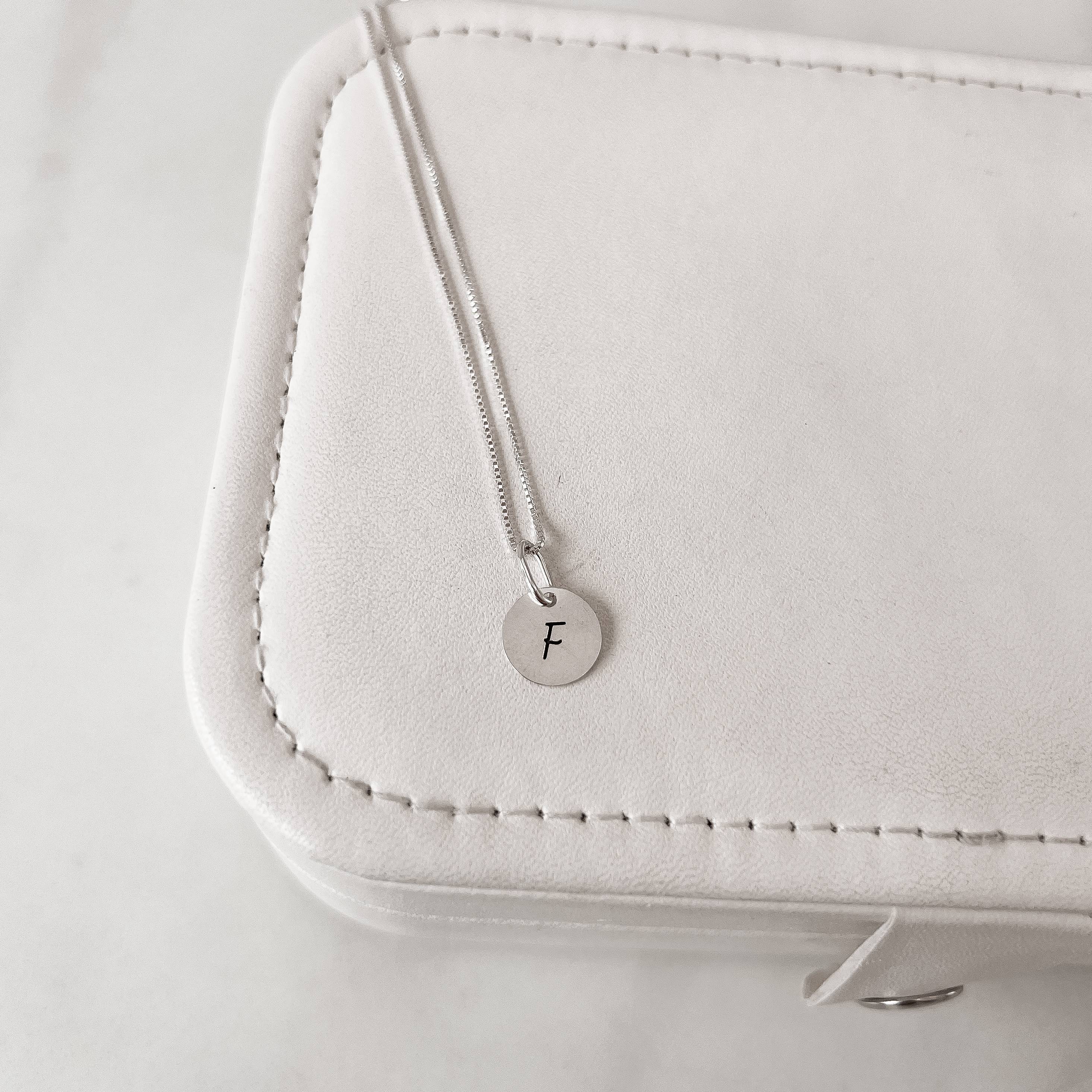 Colar pingente medalha letra F 10mm 40cm