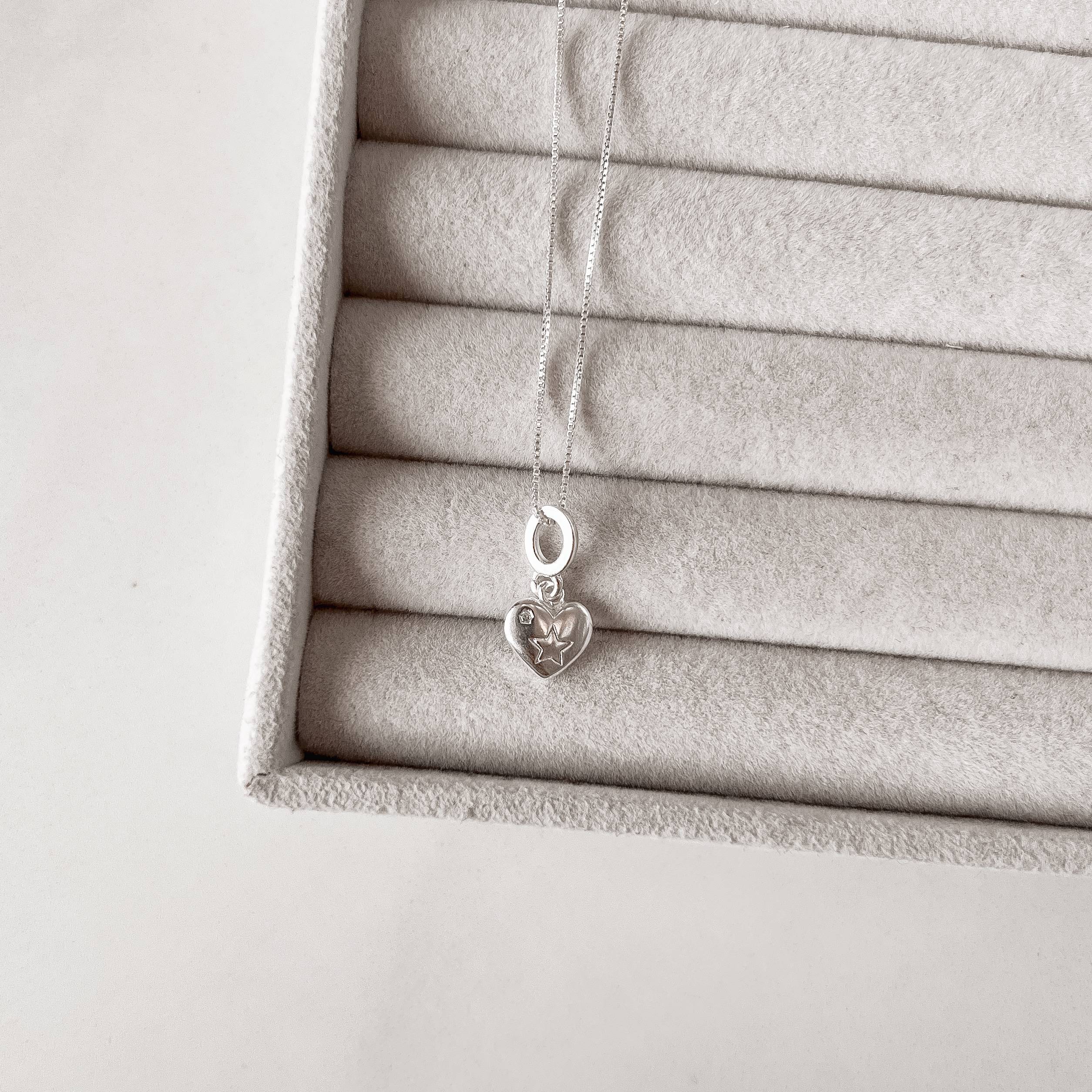 Colar pingente coração desenho estrela 9mm 45cm