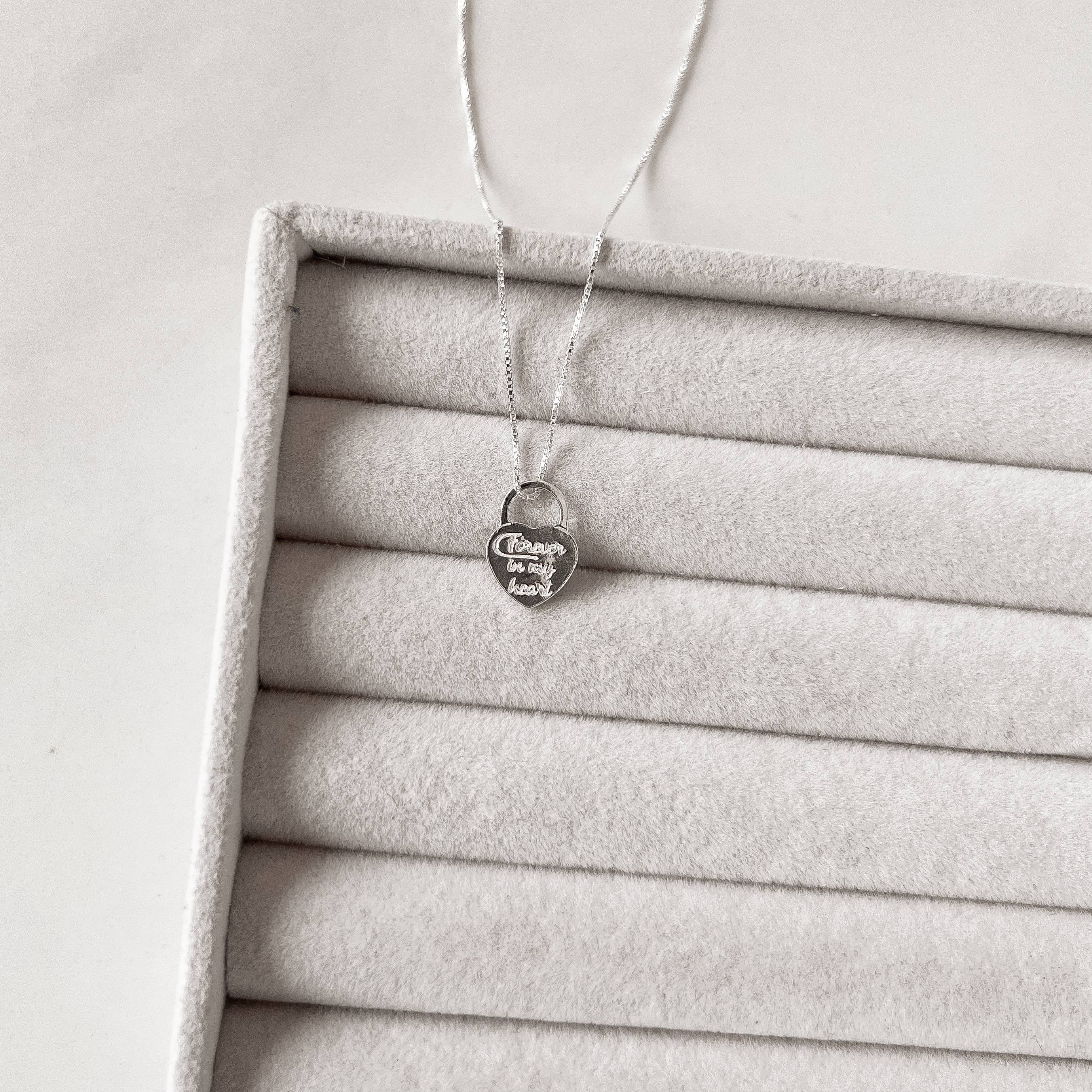 Colar pingente coração forever resina 10mm 40cm