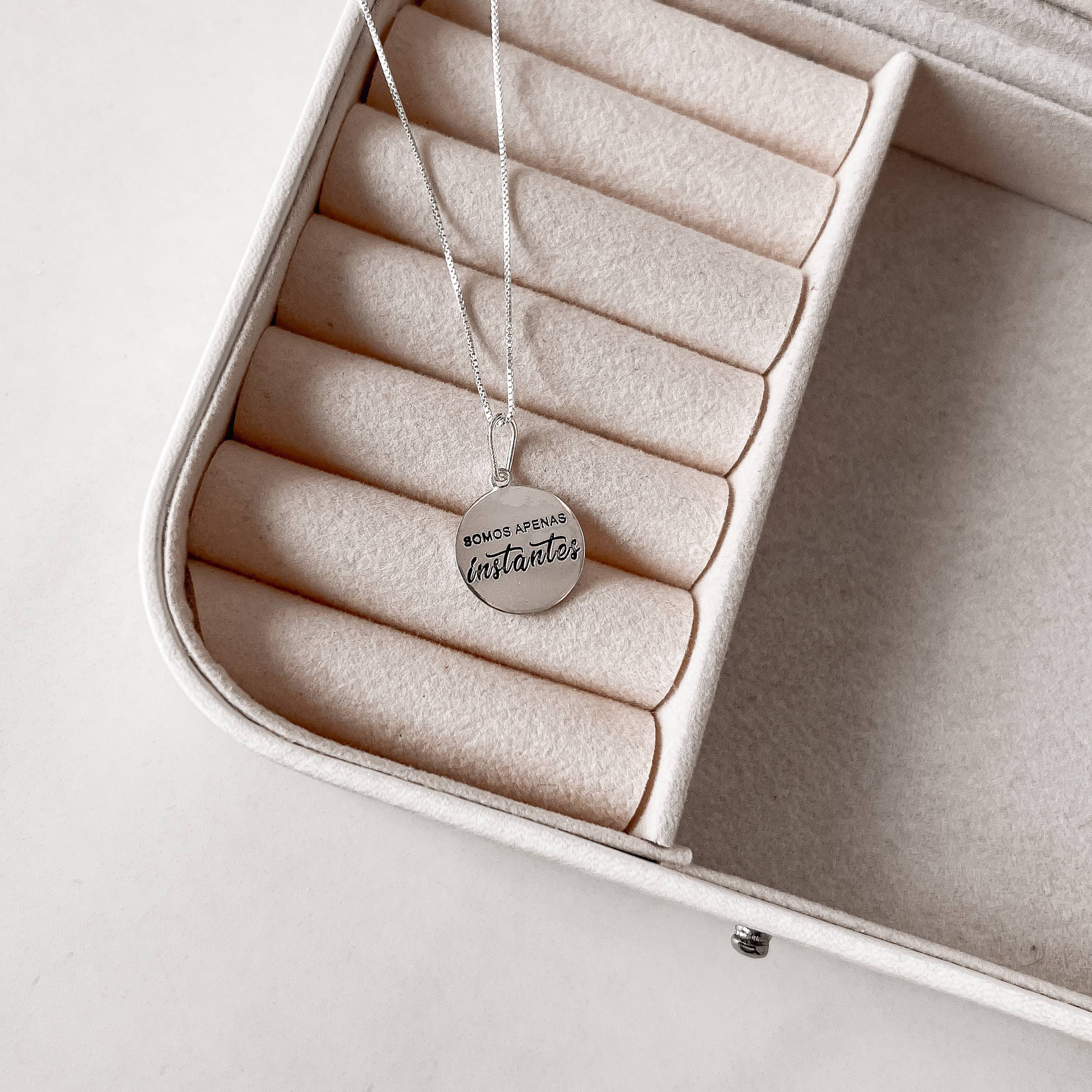 Imagem Colar pingente medalha somos apenas instantes resina 15mm 45cm