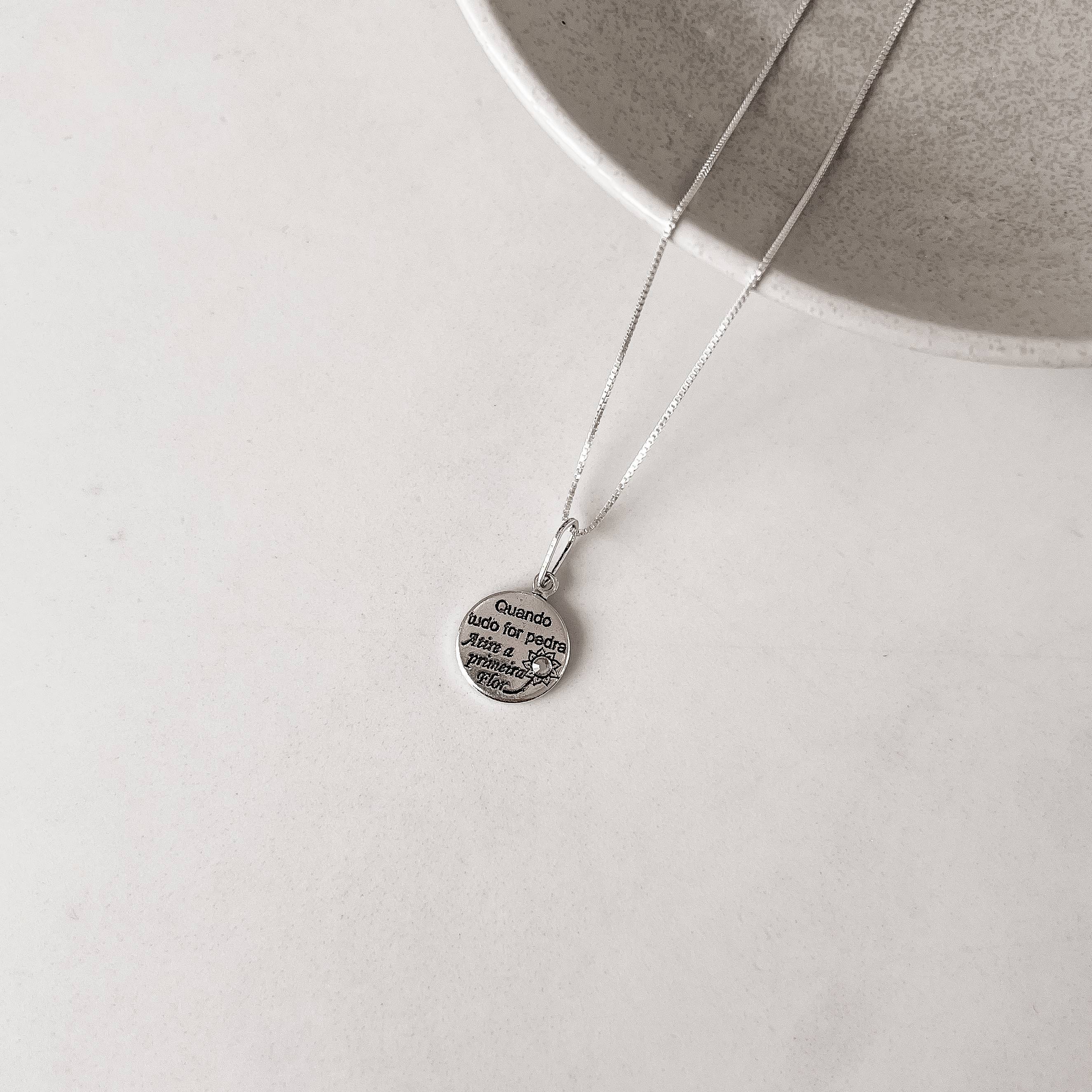 Imagem Colar pingente medalha quando tudo for pedra, atire a primeira flor envelhecido 12mm 45cm