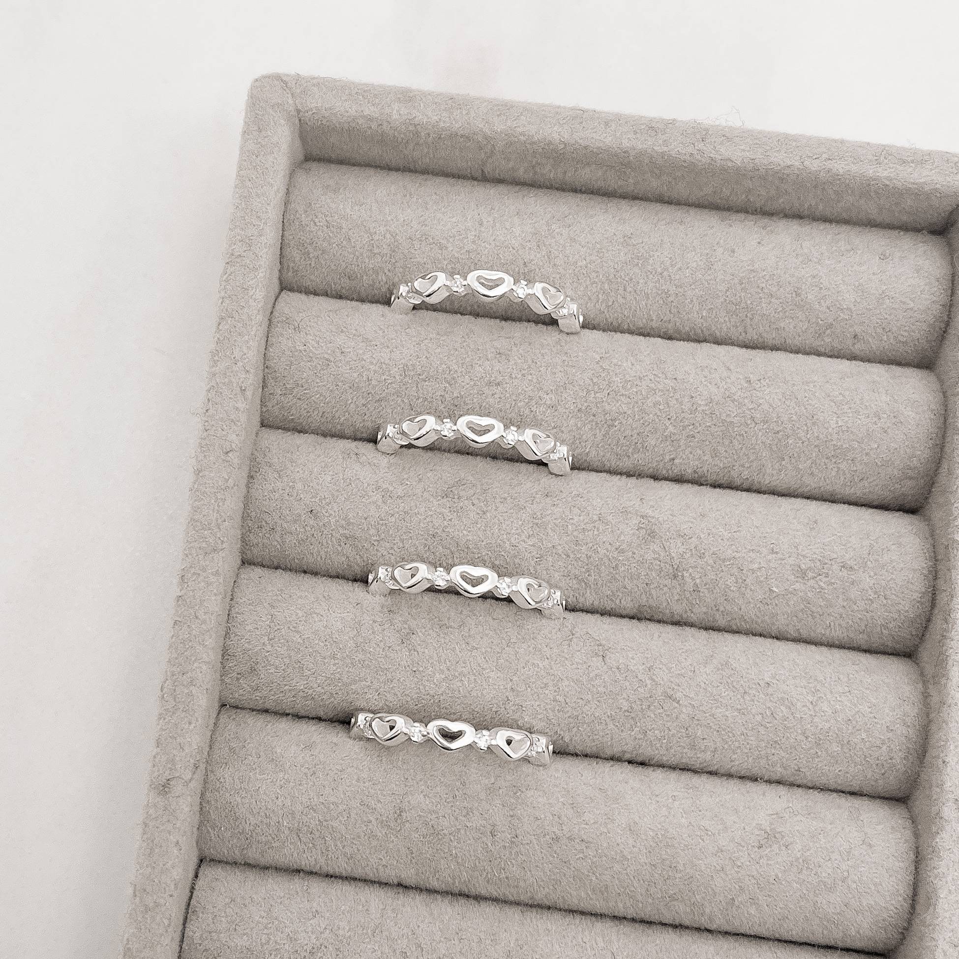 Imagem Secundária Anel corações vazados e zircônias cristal