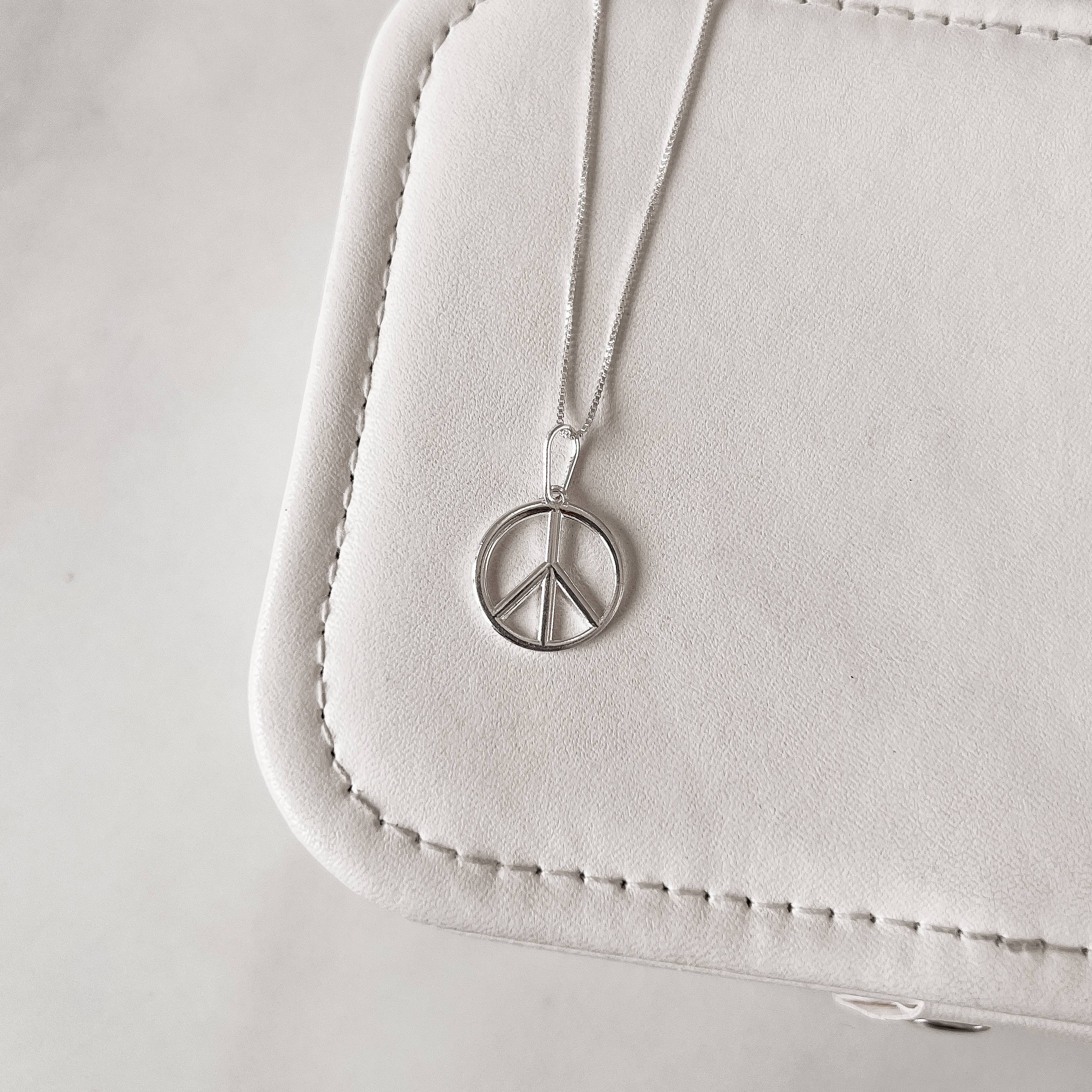 Colar pingente medalha vazada símbolo paz 16mm 45cm