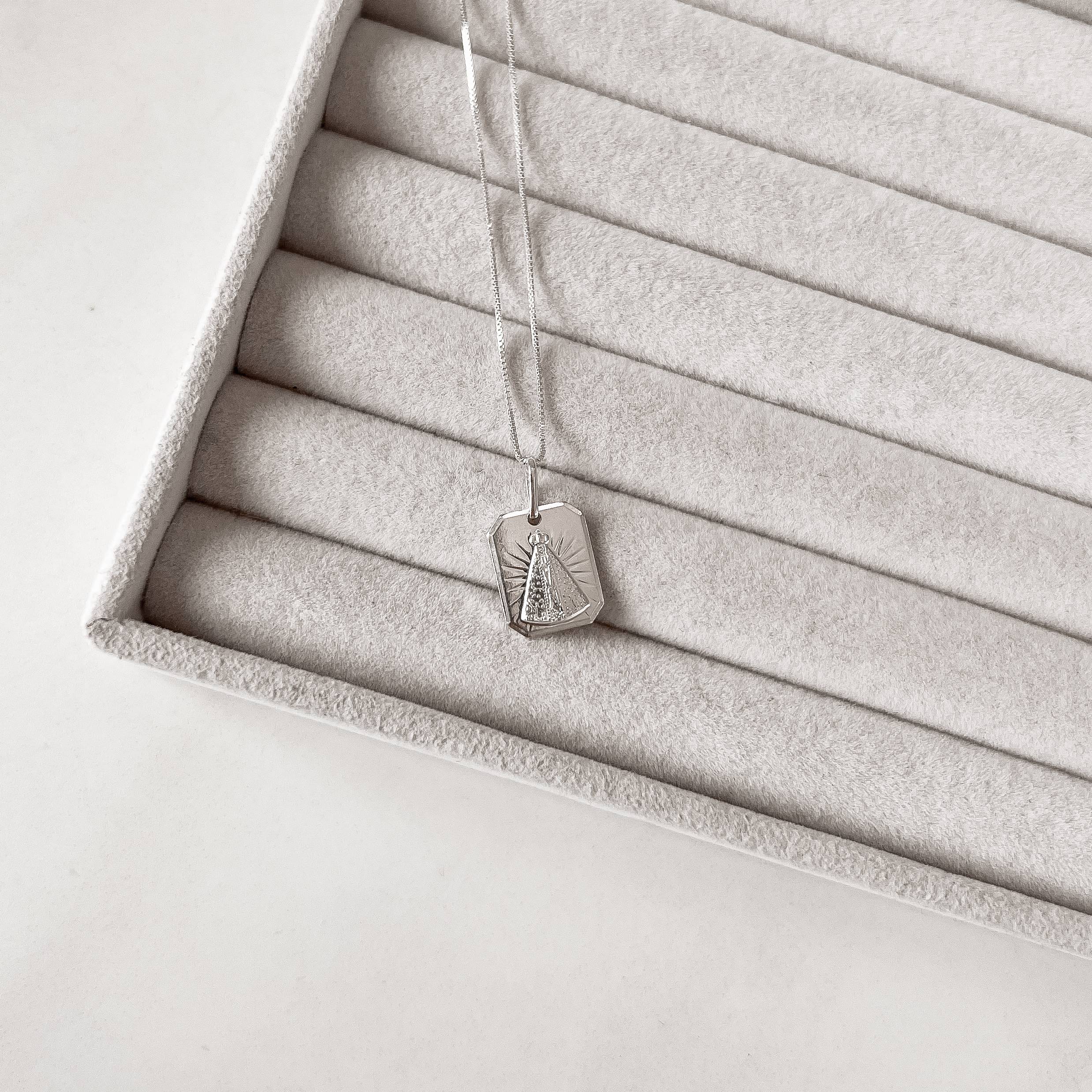 Colar pingente medalha Nsa. Sra. Aparecida desenhada 15mm 45cm