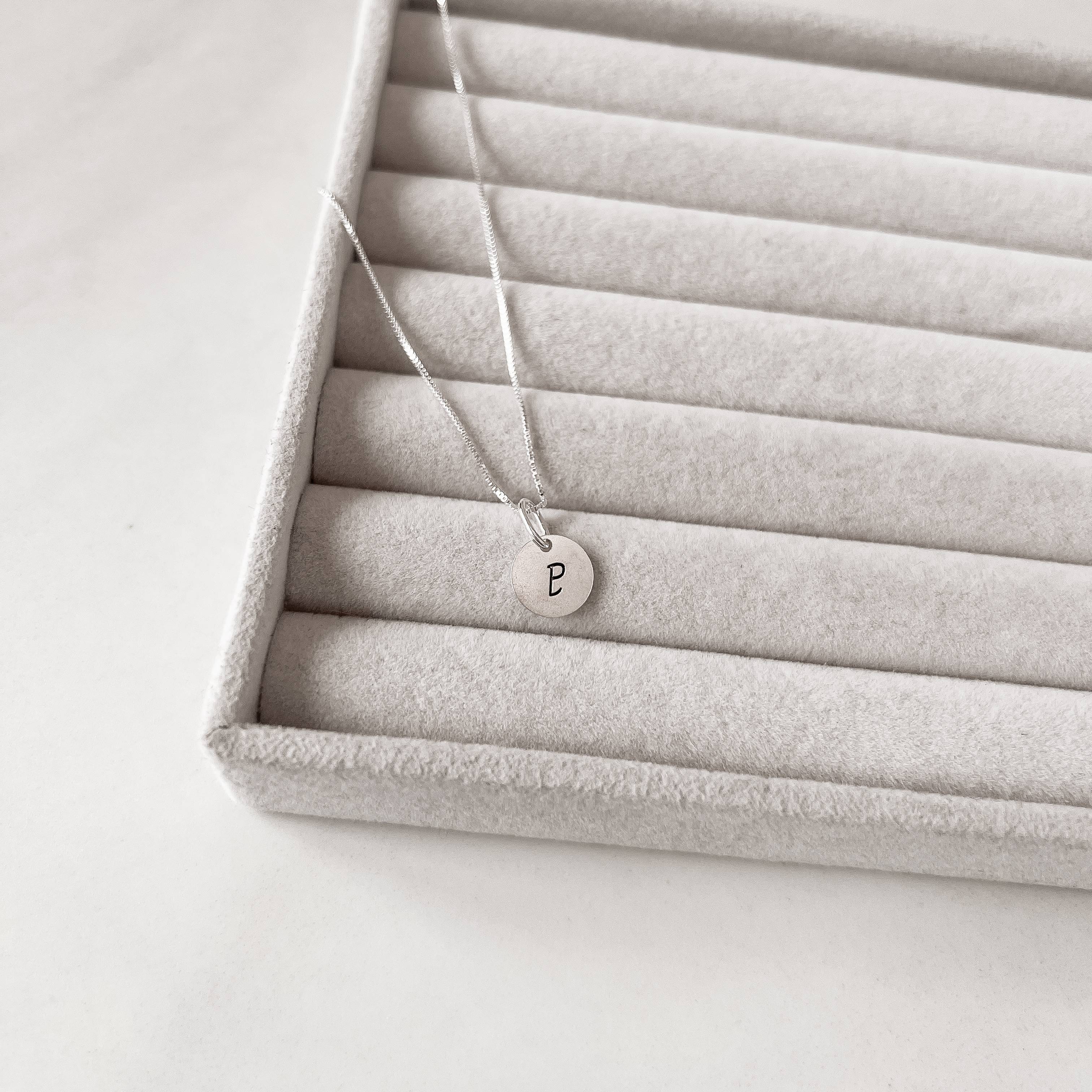 Colar pingente medalha letra P 10mm 40cm