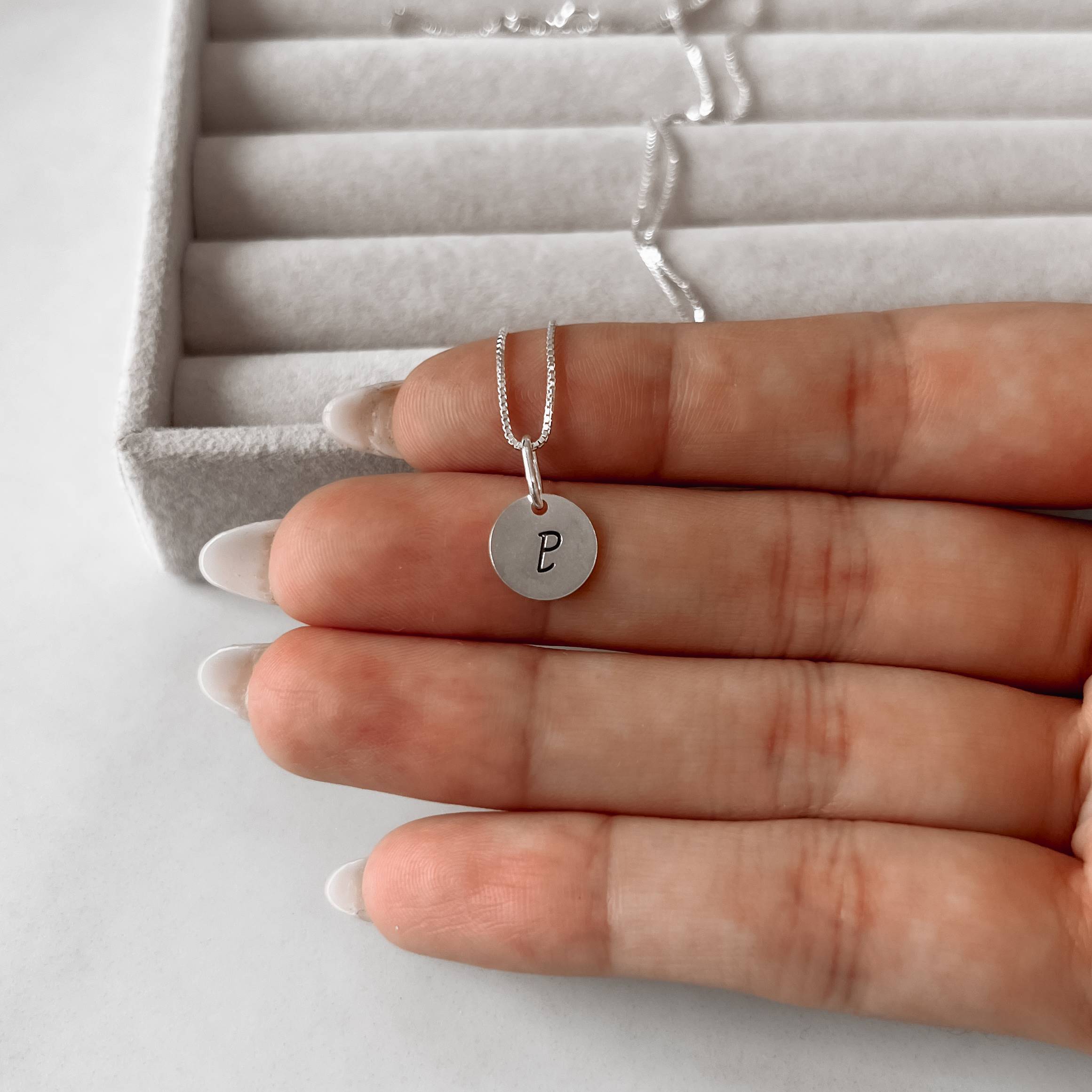 Imagem Secundária Colar pingente medalha letra P 10mm 40cm
