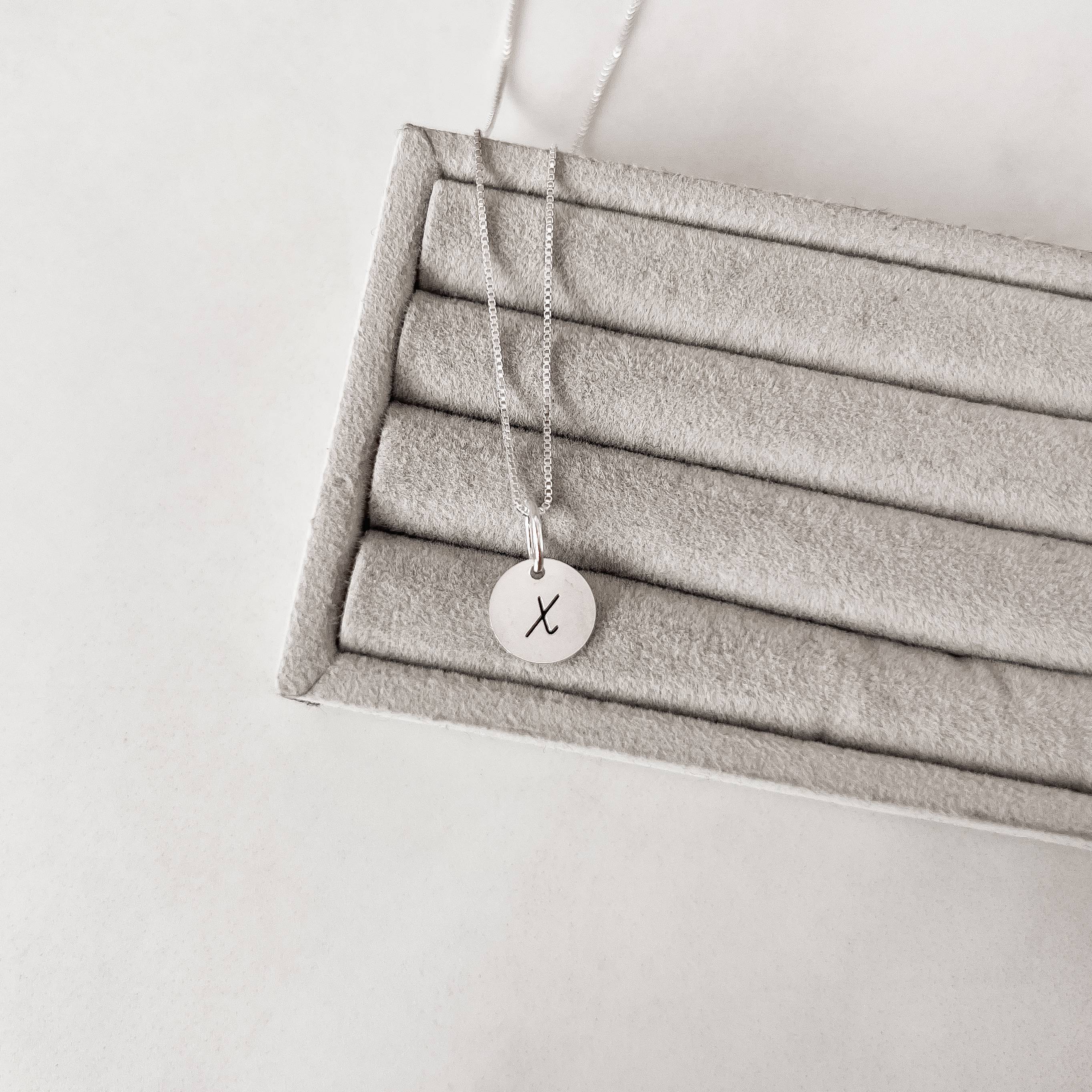 Colar pingente medalha letra X 10mm 40cm