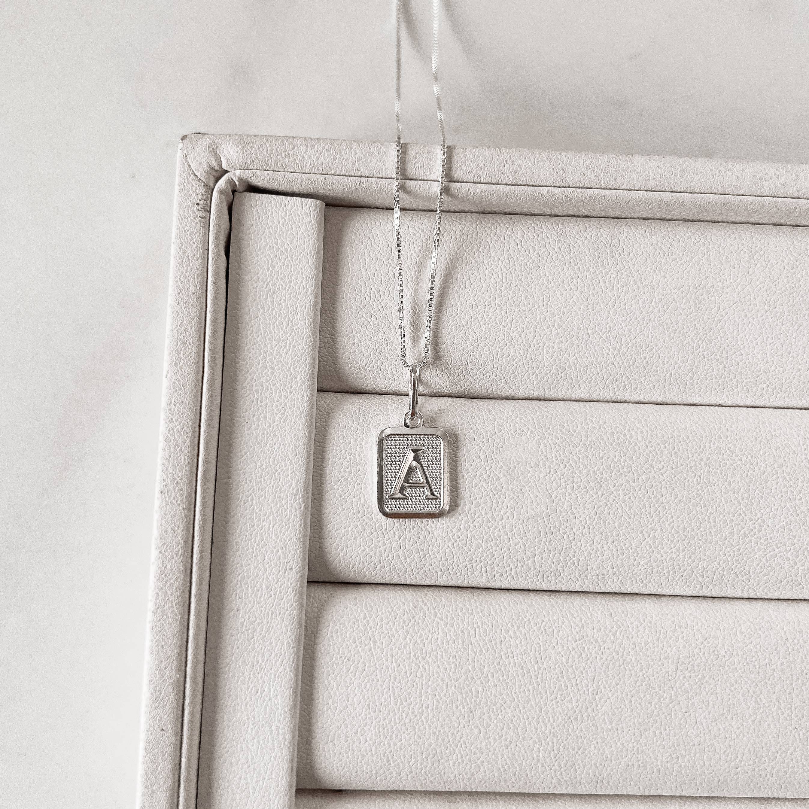 Colar pingente placa letra A 12mm 45cm