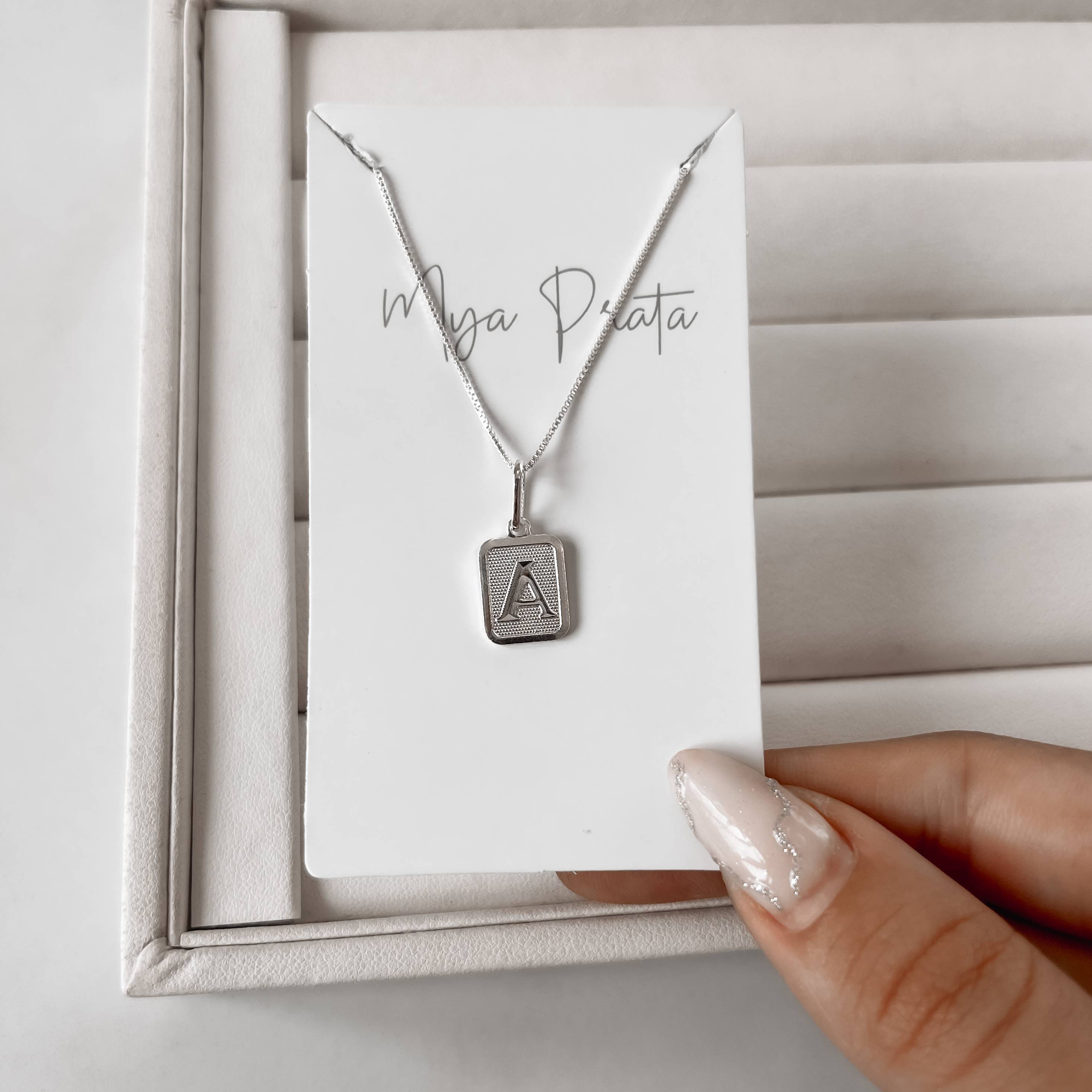 Imagem Secundária Colar pingente placa letra A 12mm 45cm