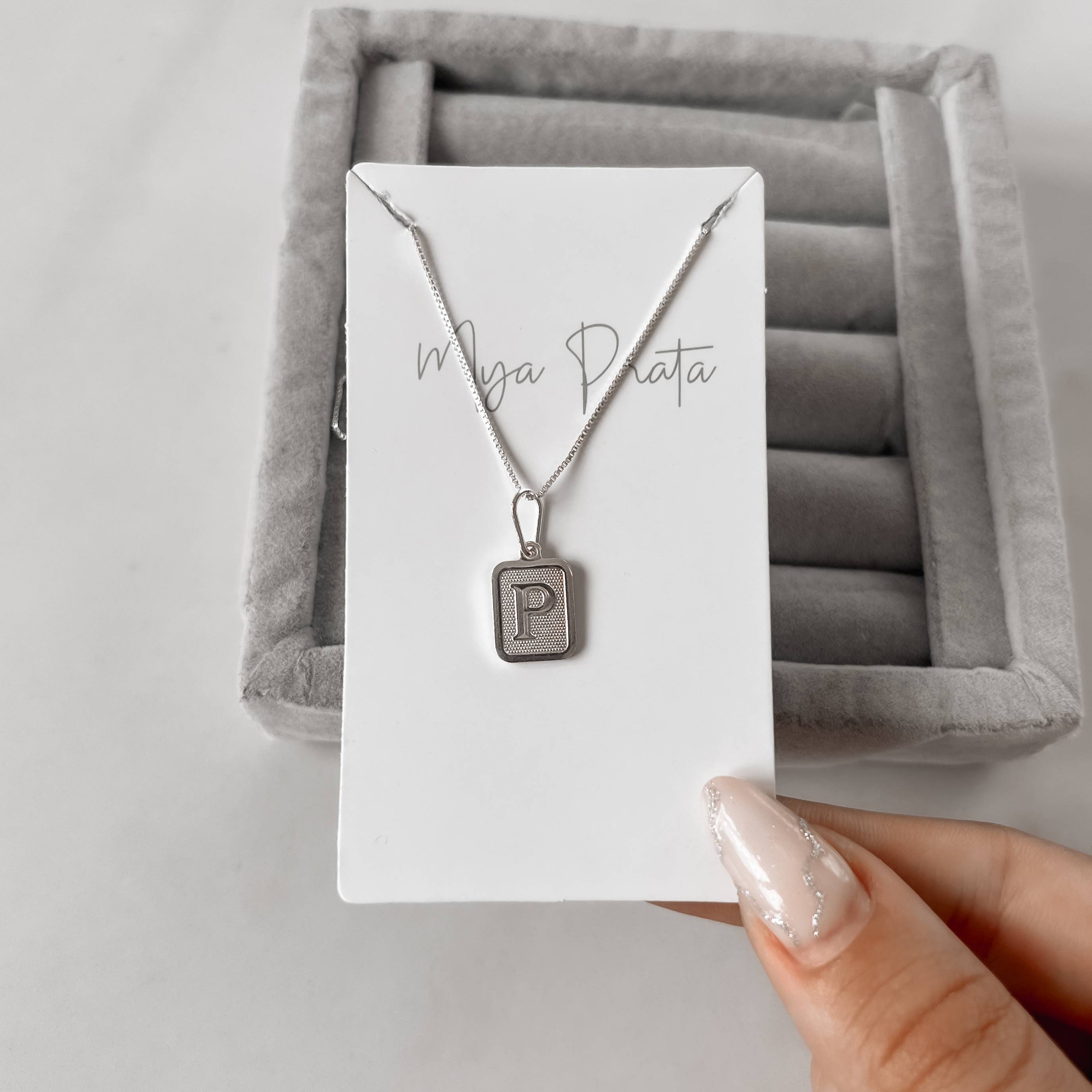 Imagem Secundária Colar pingente placa letra P 12mm 45cm