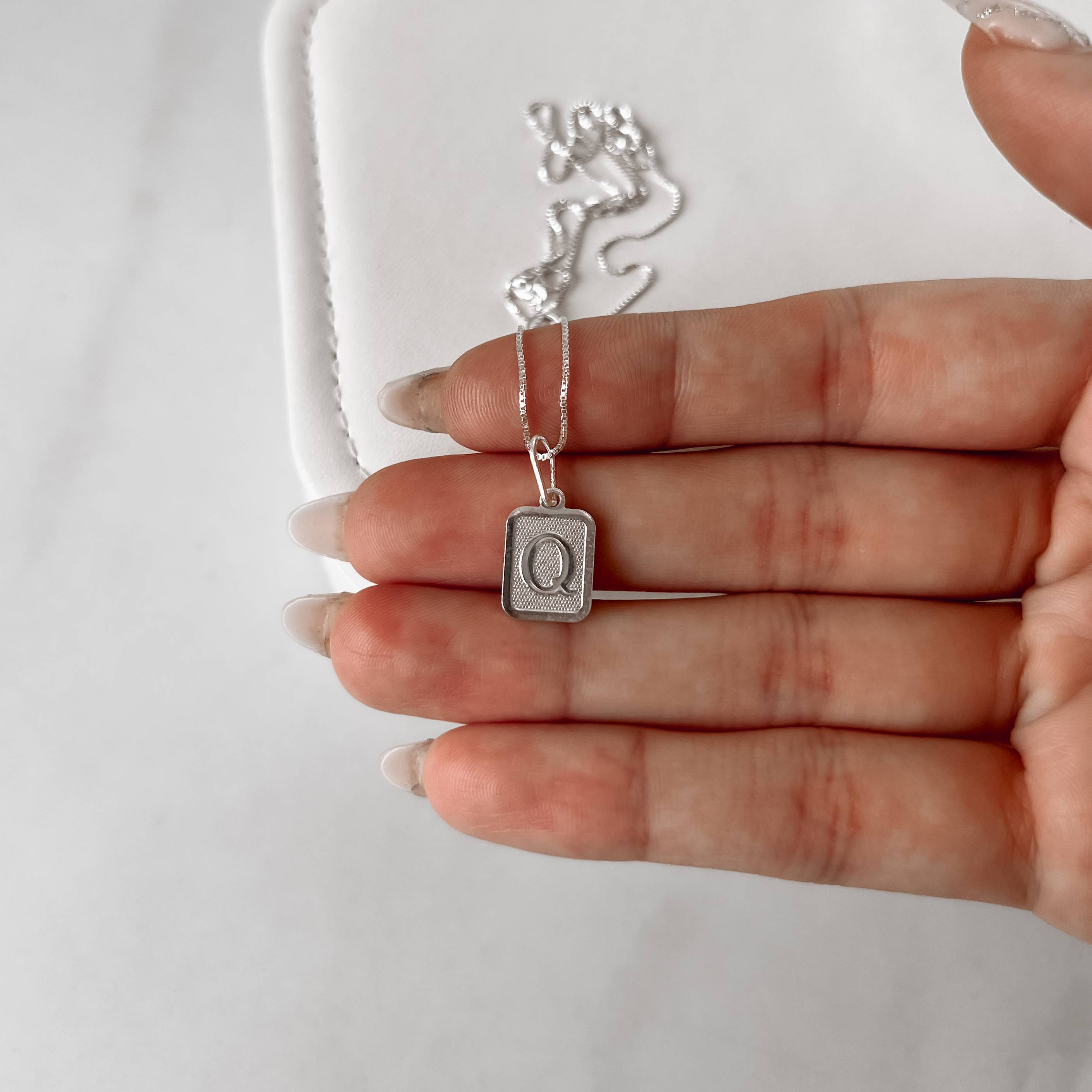 Imagem Secundária Colar pingente placa letra Q 12mm 45cm