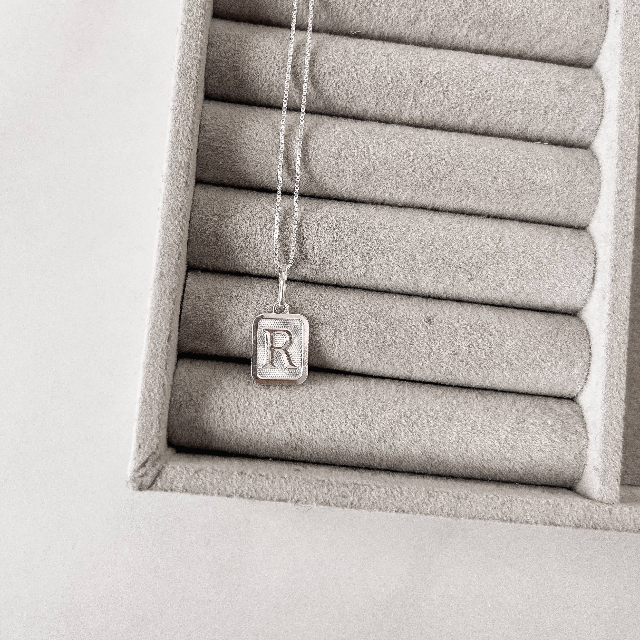 Colar pingente placa letra R 12mm 45cm