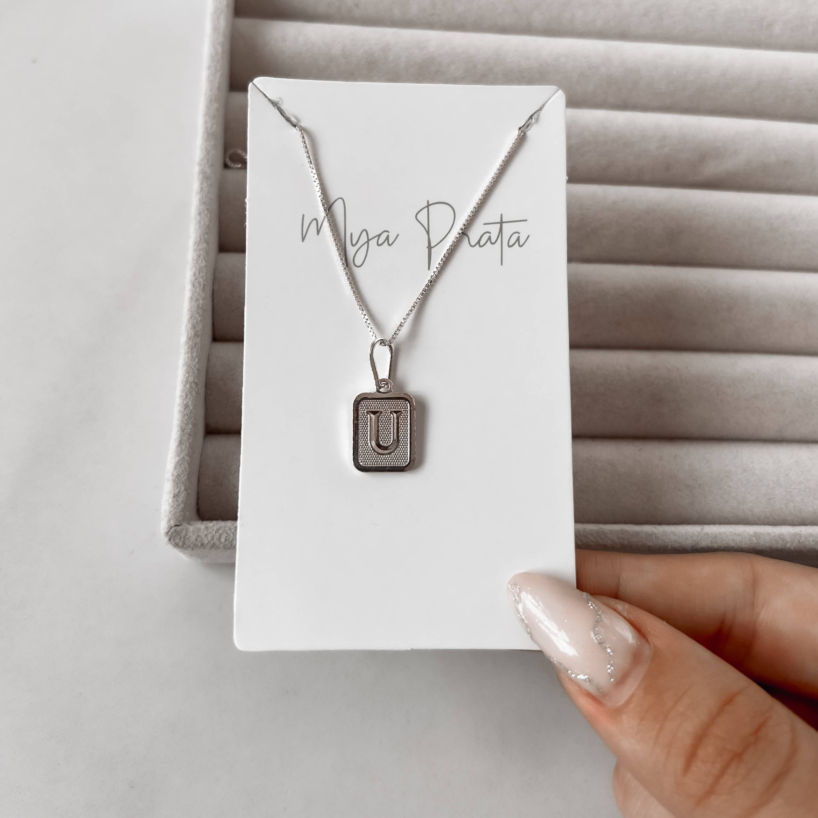 Imagem Secundária Colar pingente placa letra U 12mm 45cm