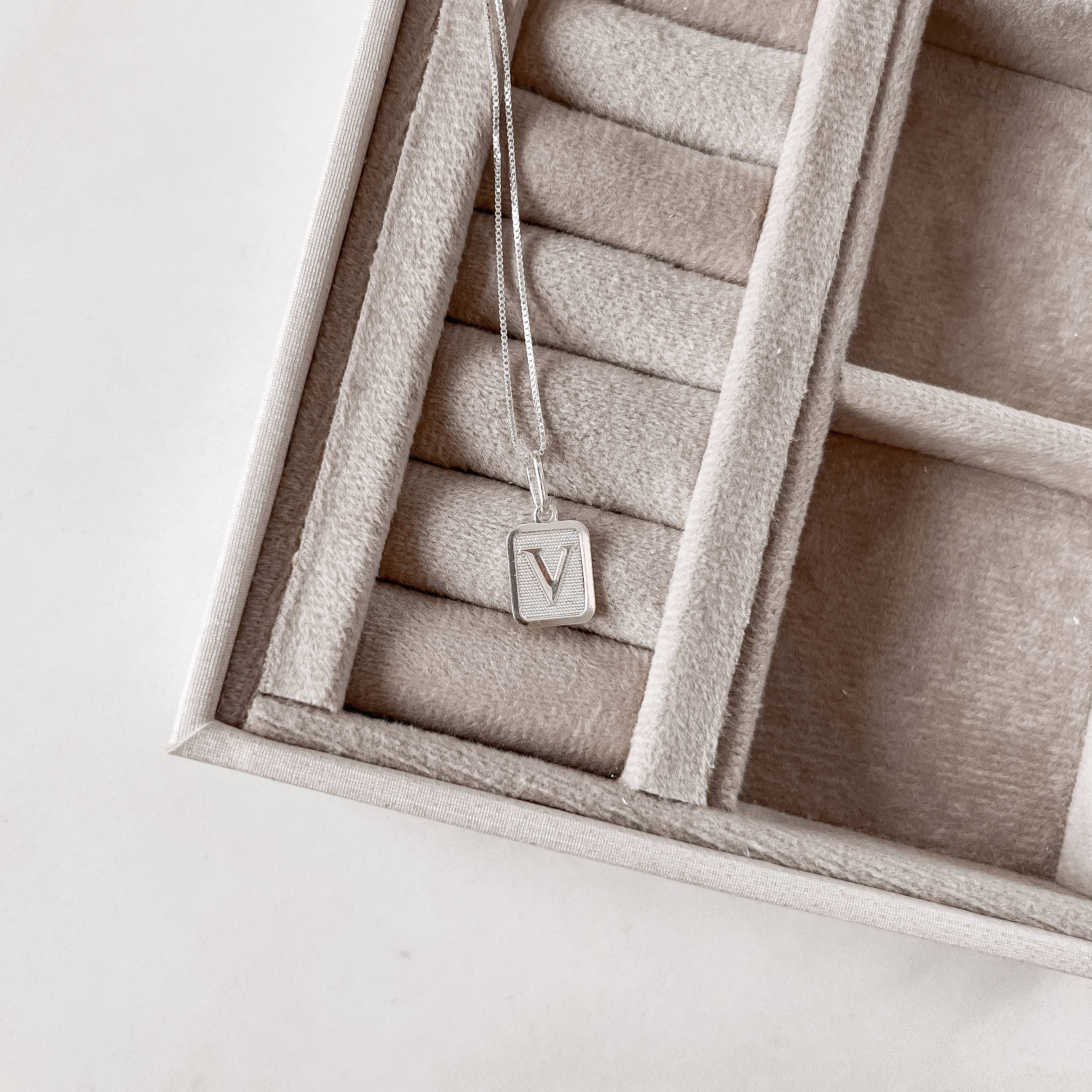 Imagem Colar pingente placa letra V 12mm 45cm
