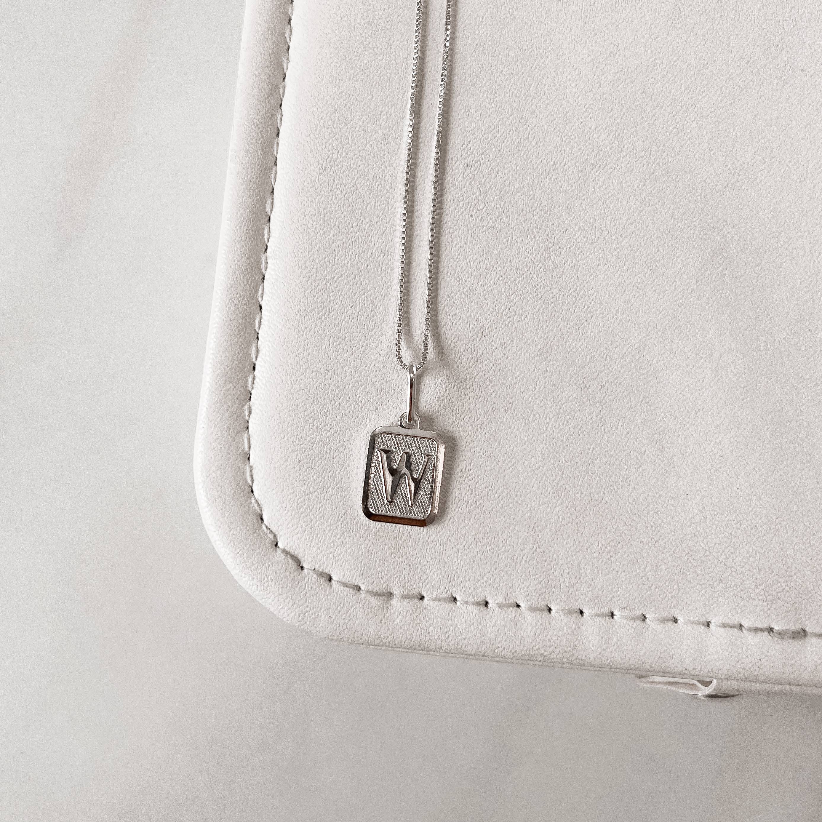 Imagem Colar pingente placa letra W 12mm 45cm