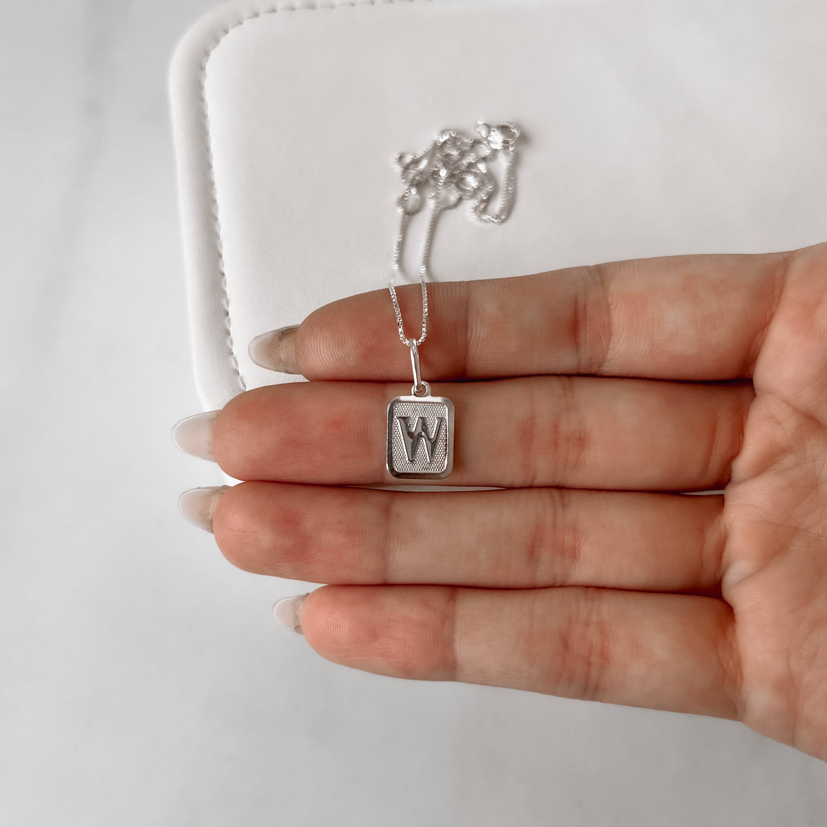 Imagem Secundária Colar pingente placa letra W 12mm 45cm