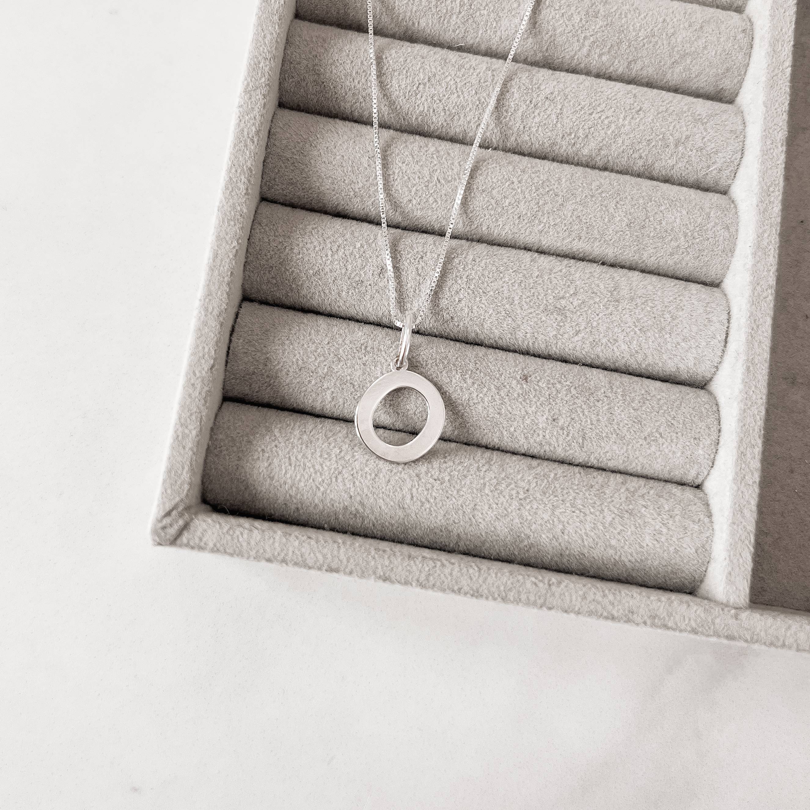 Colar pingente letra O 45cm