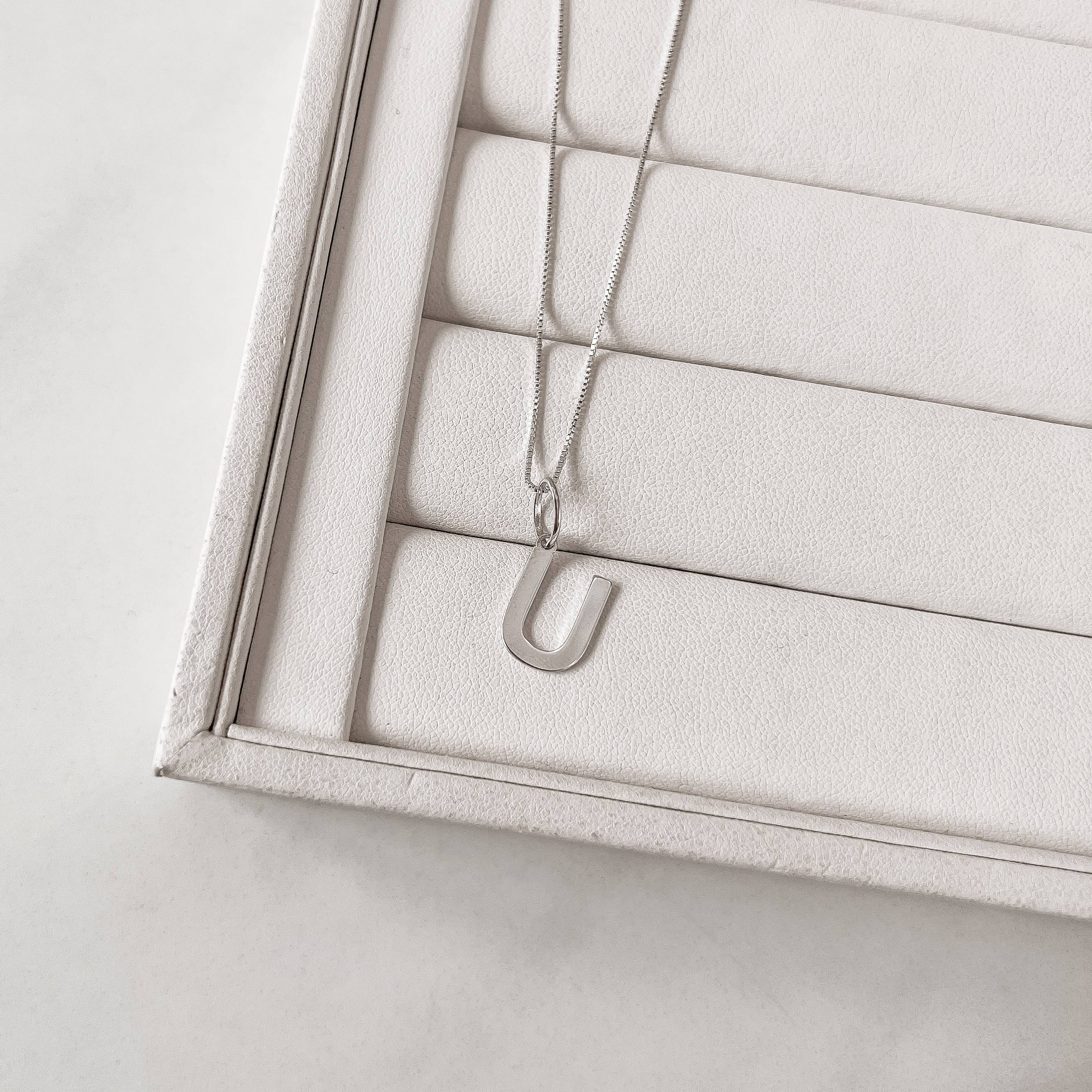 Imagem Colar pingente letra U 45cm