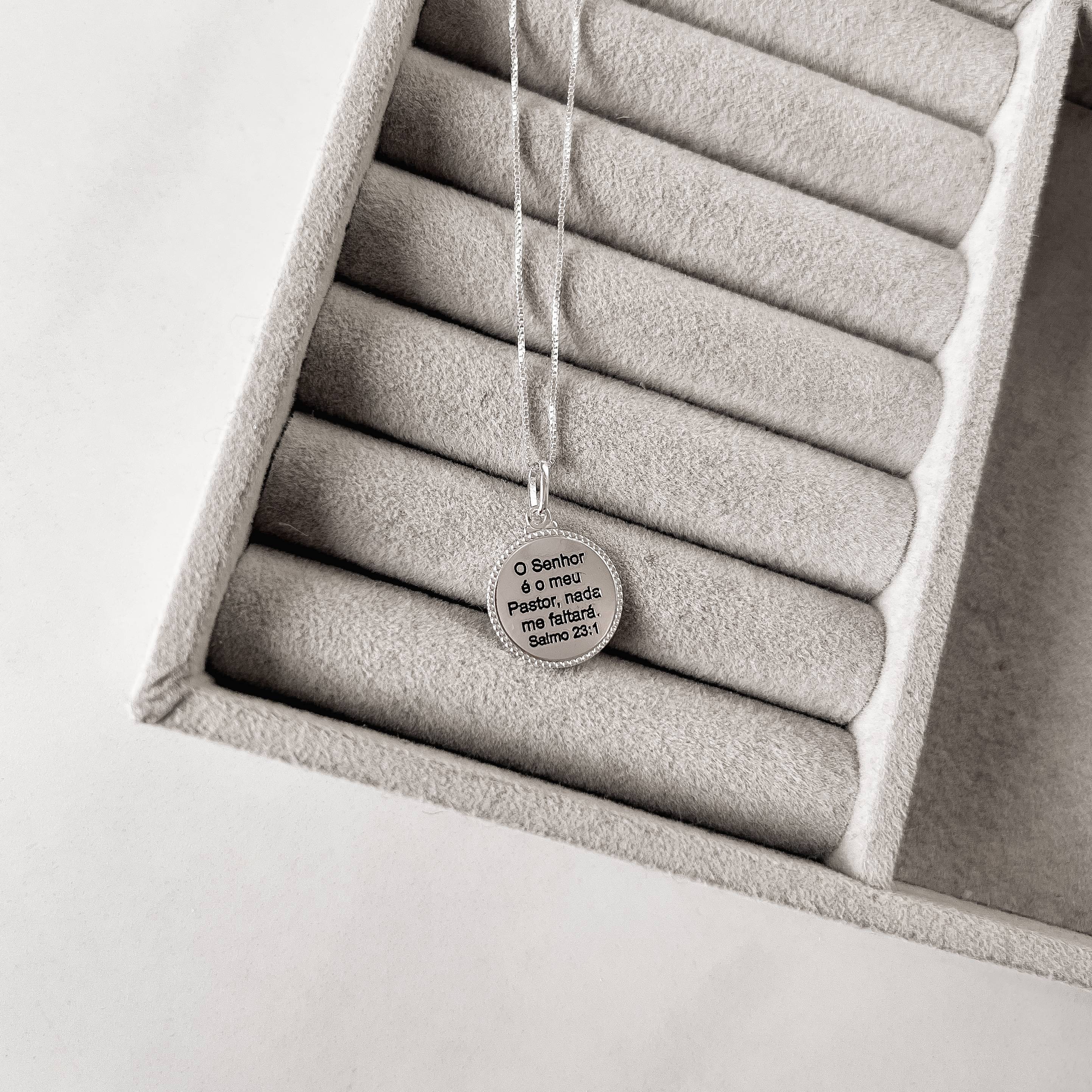 Colar pingente medalha Salmo 23:1 envelhecido 15mm 45cm
