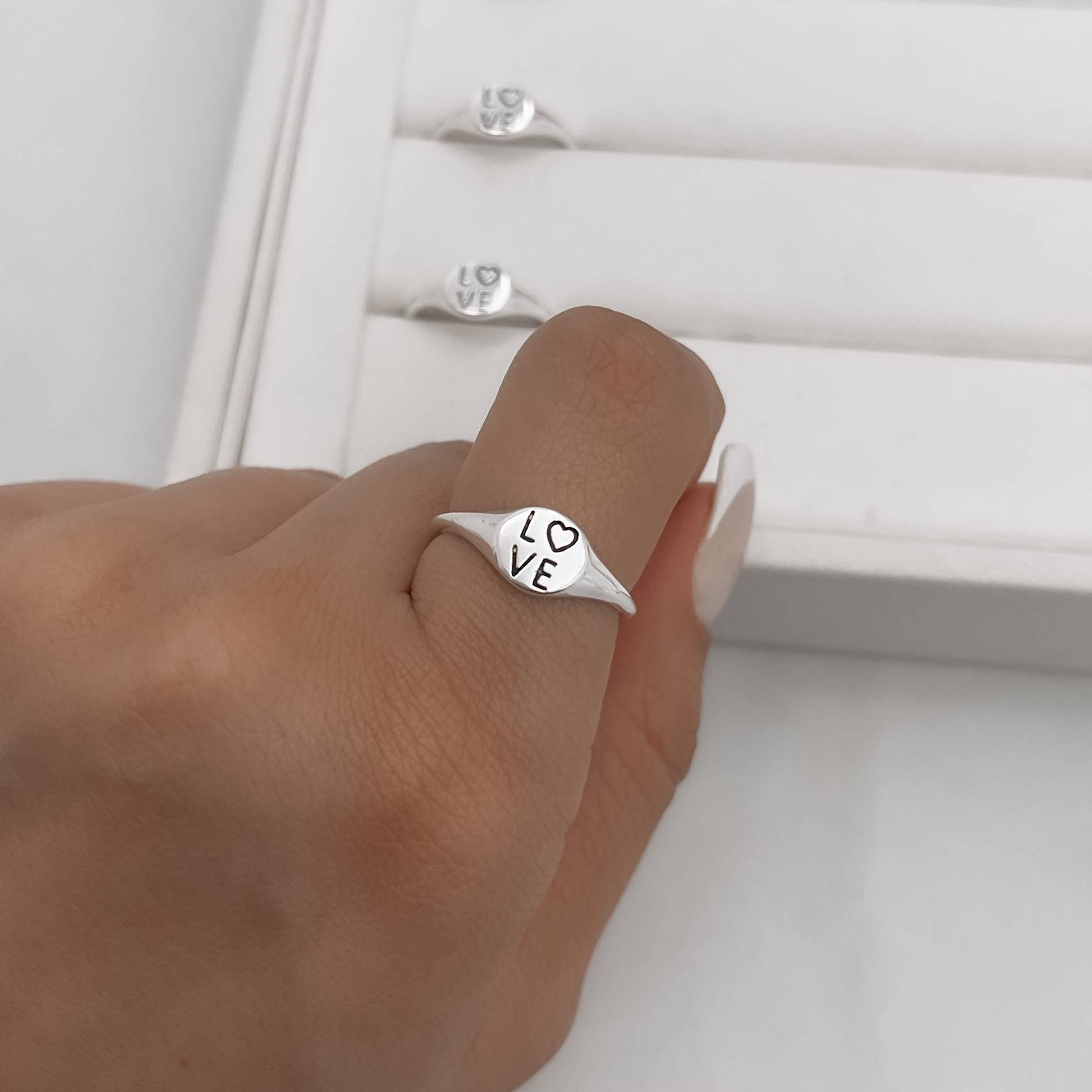 Anel redondo escrito love resina