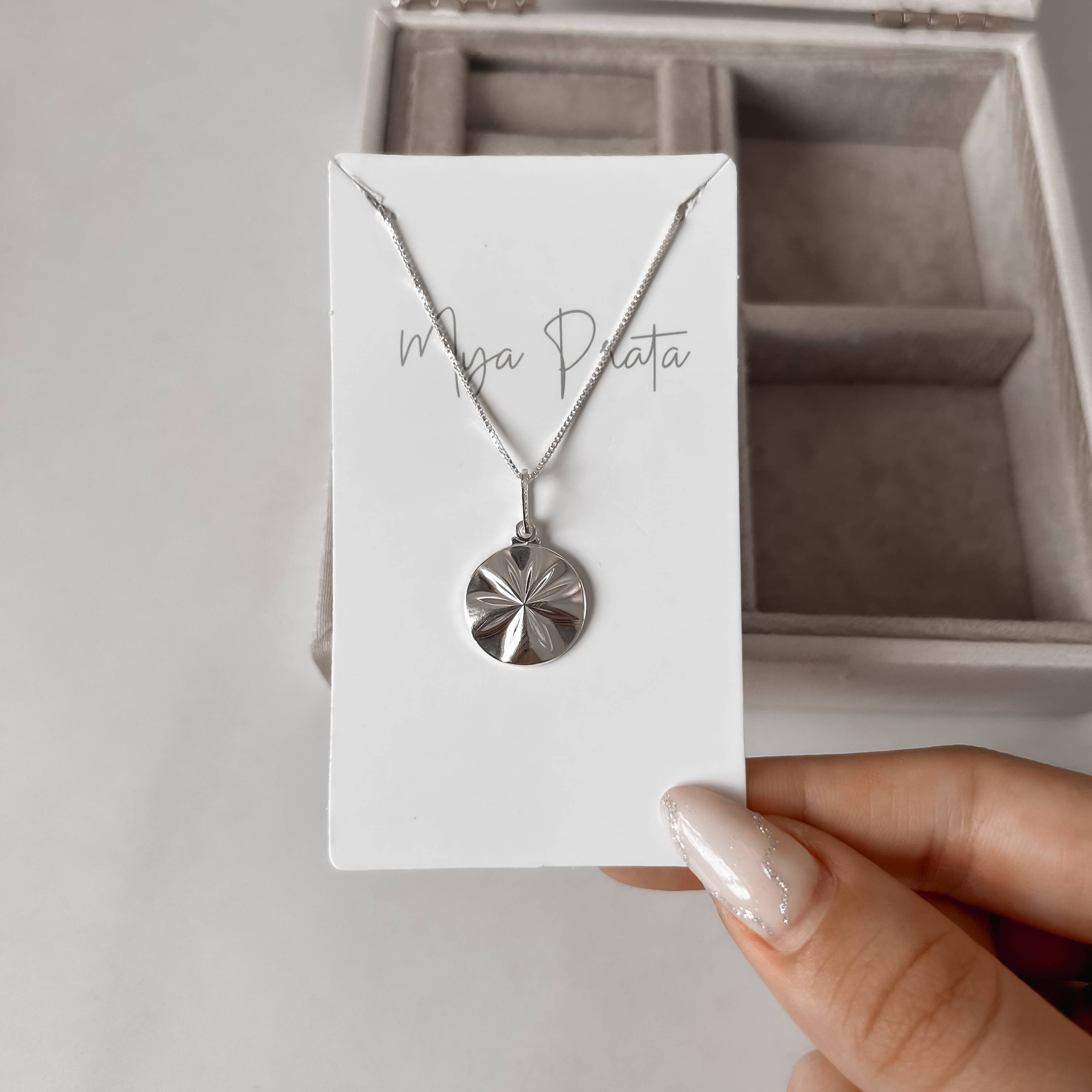 Colar pingente medalha flor com vinco18mm 45cm