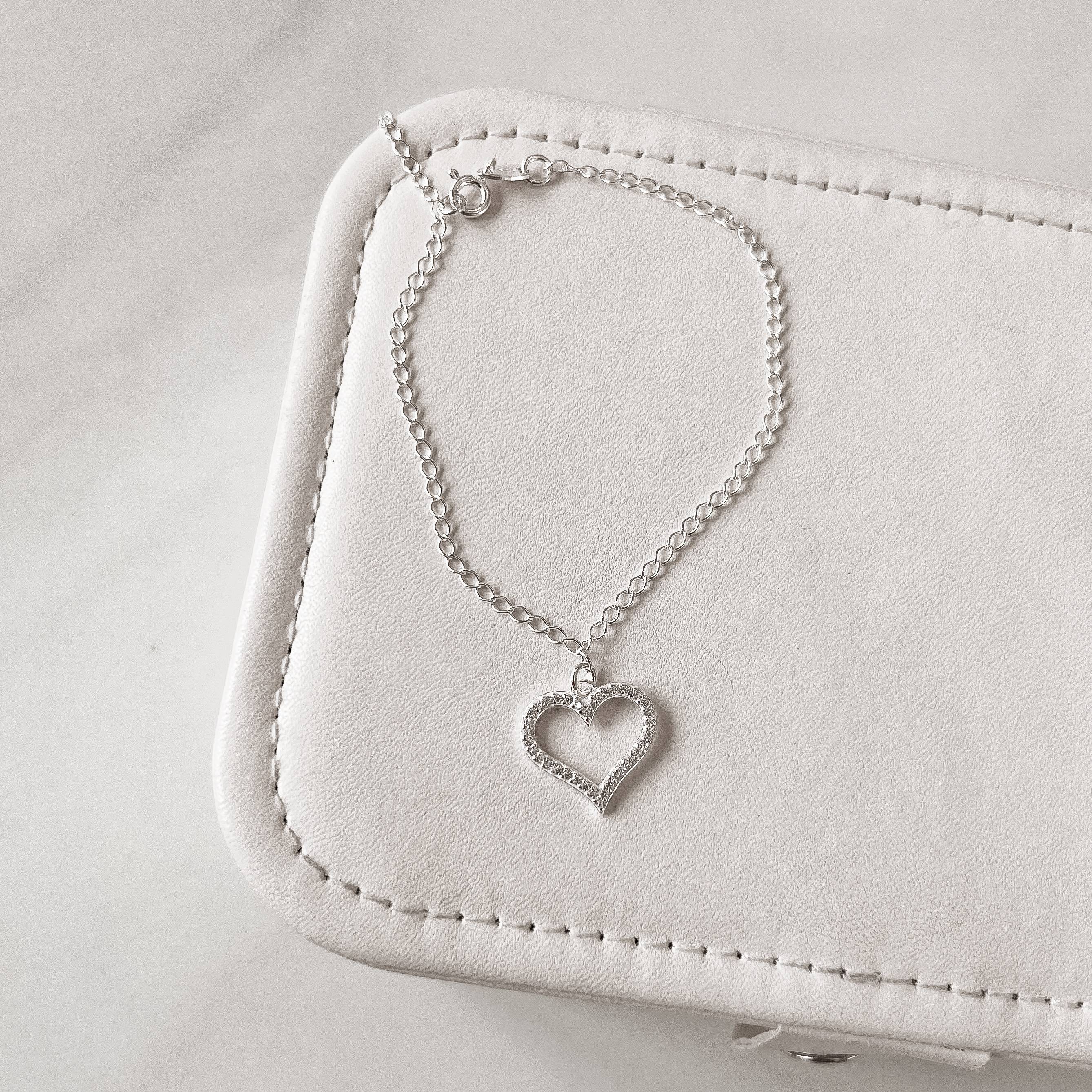 Pulseira pingente coração vazado cravejado 16mm 17+3cm