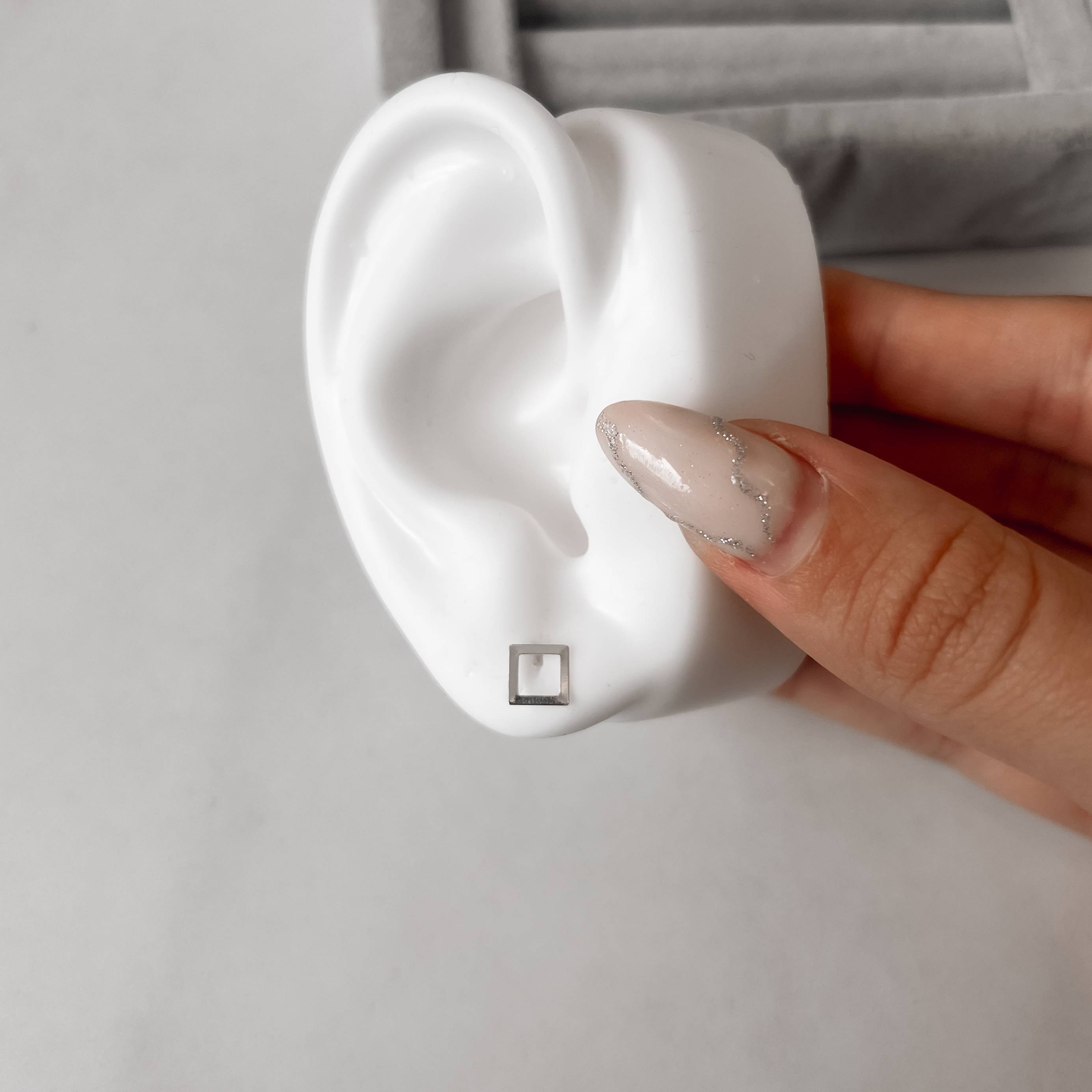 Imagem Brinco quadrado vazado 6mm