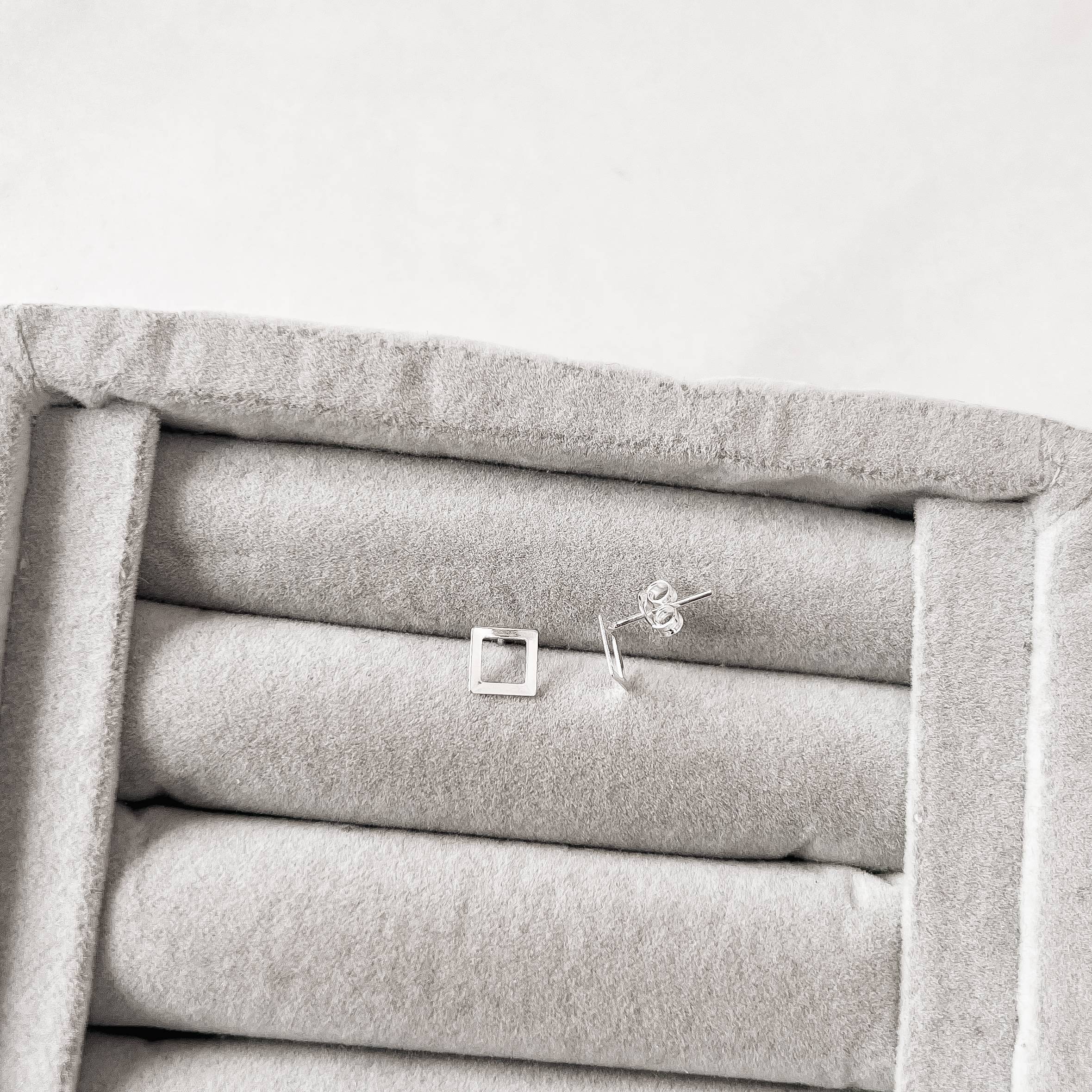 Imagem Secundária Brinco quadrado vazado 6mm