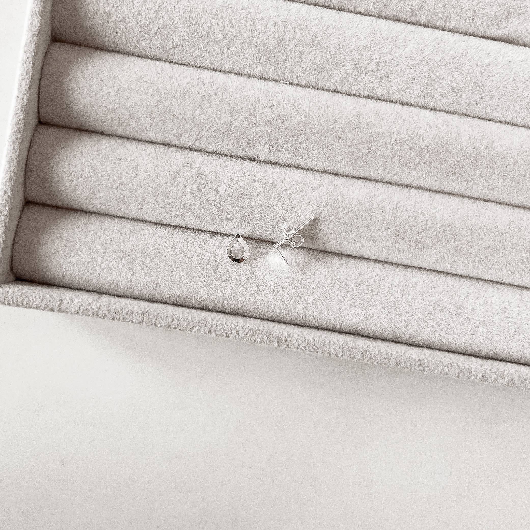 Imagem Brinco gota vazada 6mm