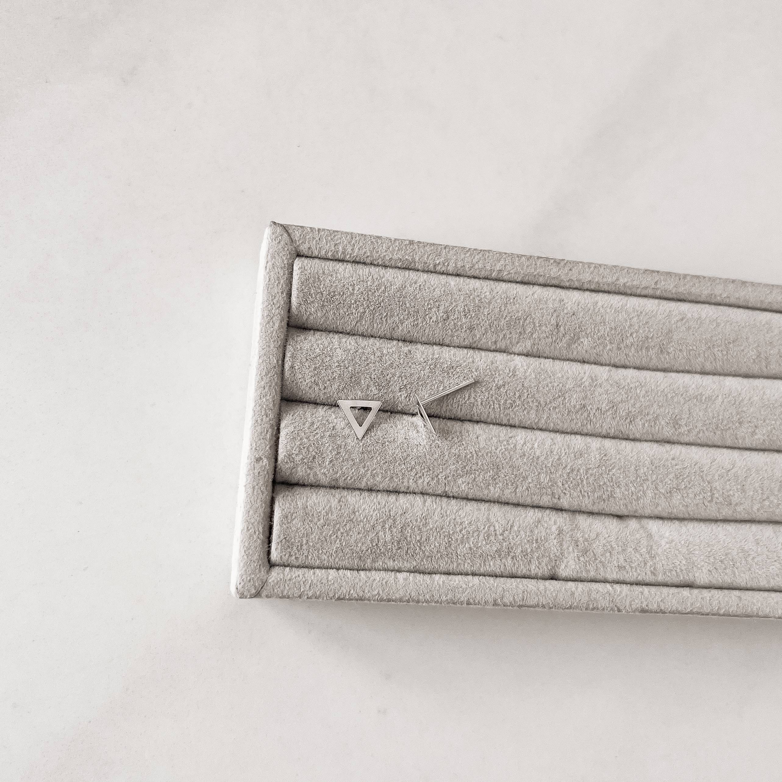 Imagem Secundária Brinco triângulo invertido vazado 6mm