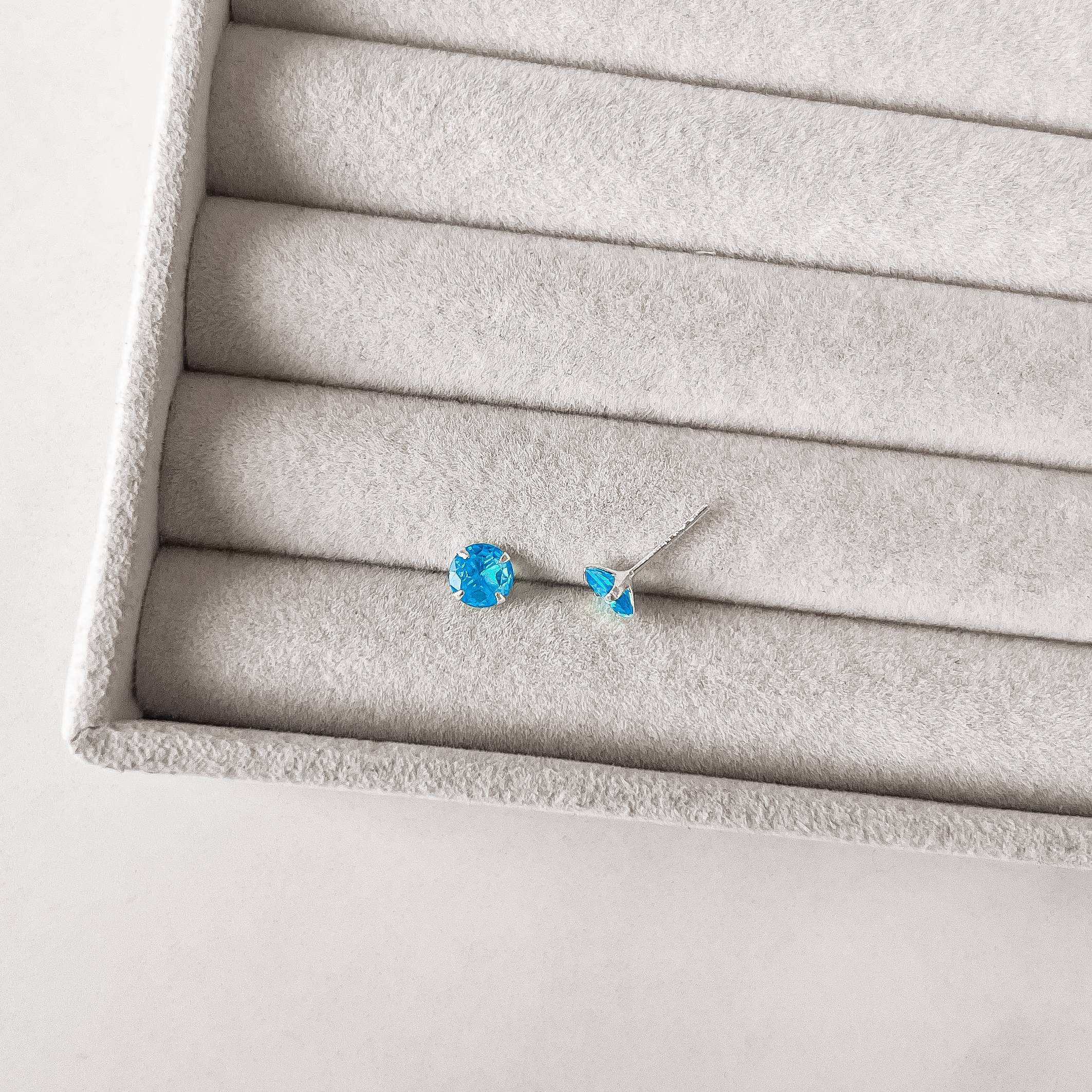 Imagem Brinco zircônia redonda azul 6mm