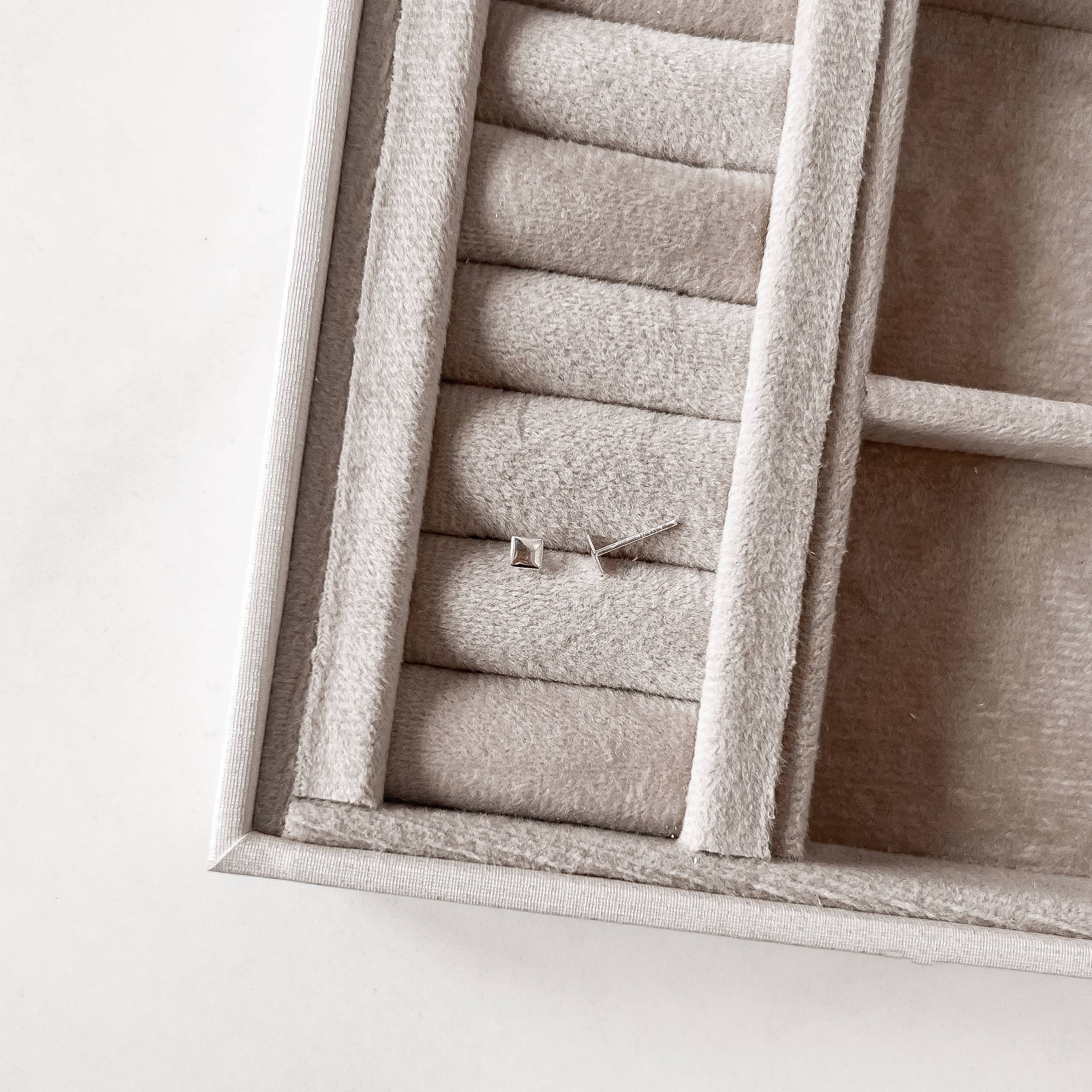 Imagem Secundária Brinco quadrado 3mm