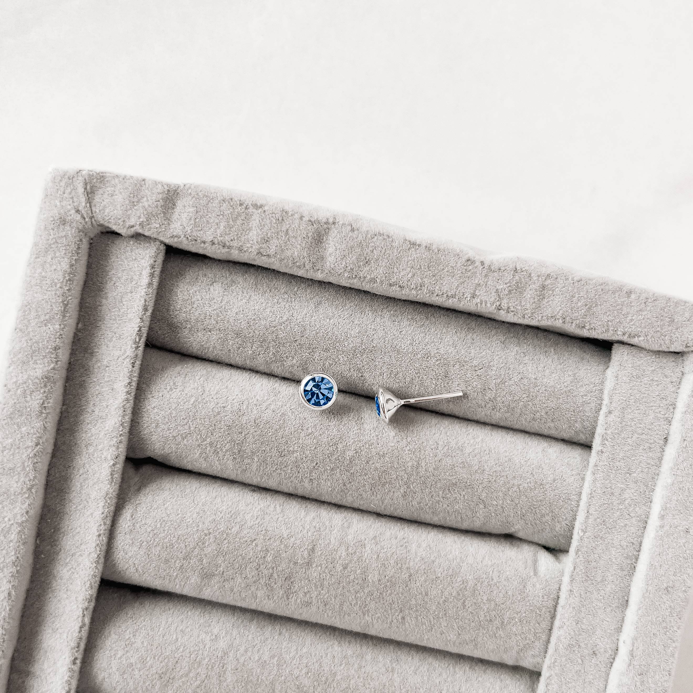 Brinco zircônia redonda embutida azul 6mm