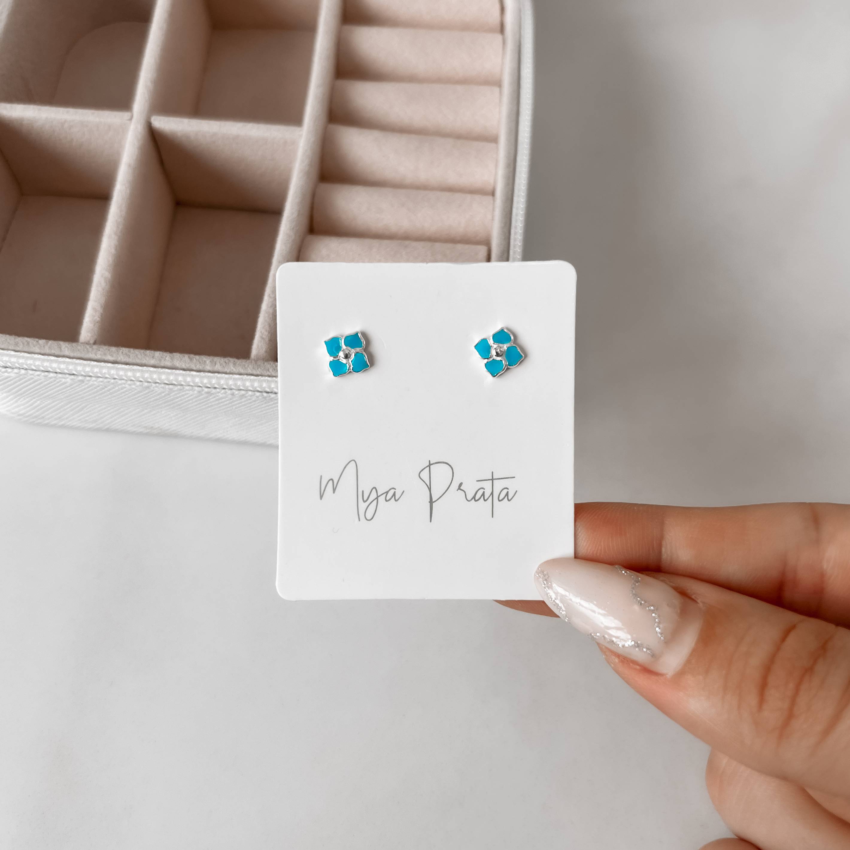 Imagem Secundária Brinco infantil flor resina azul 7mm tarraxa baby