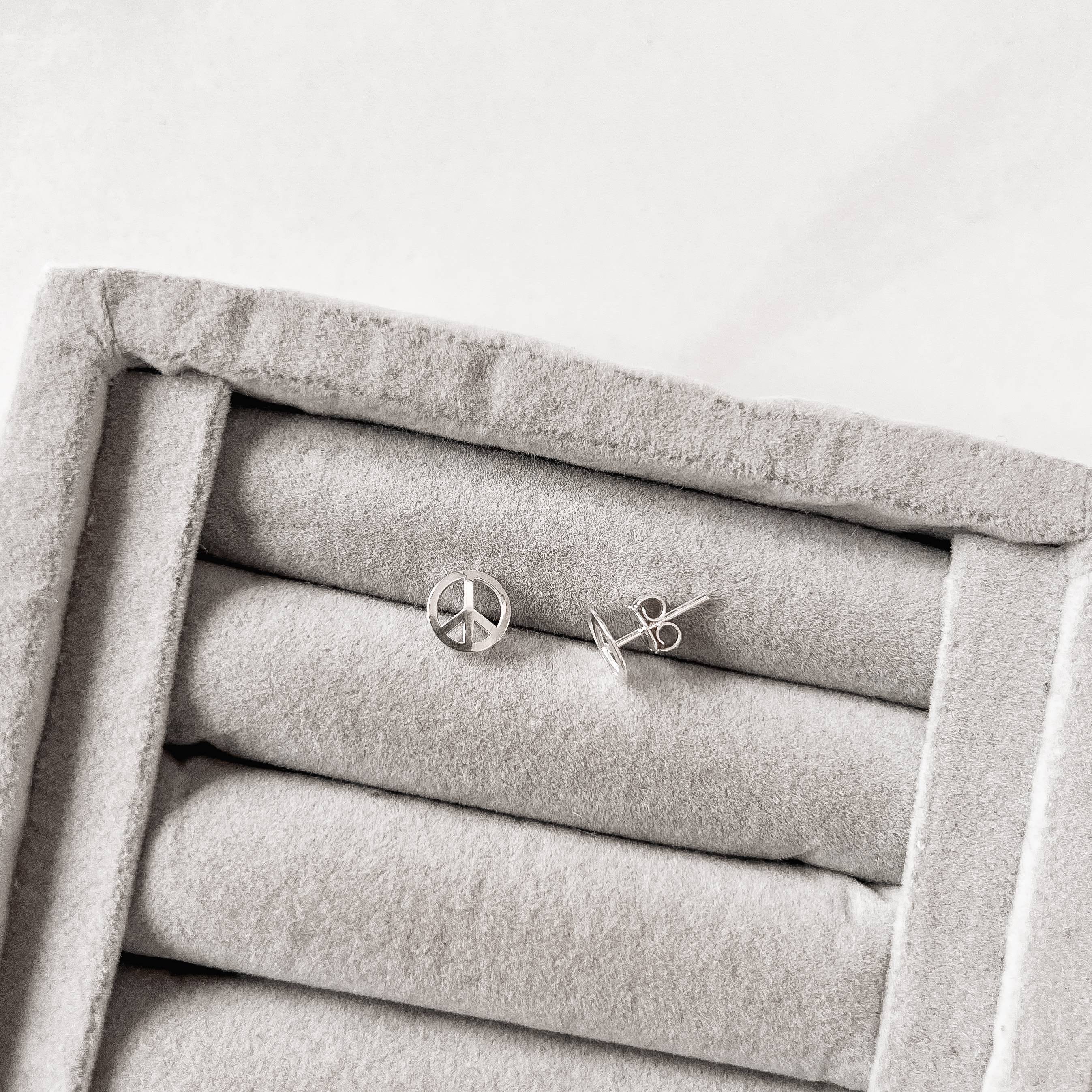 Imagem Brinco medalha símbolo da paz 8mm