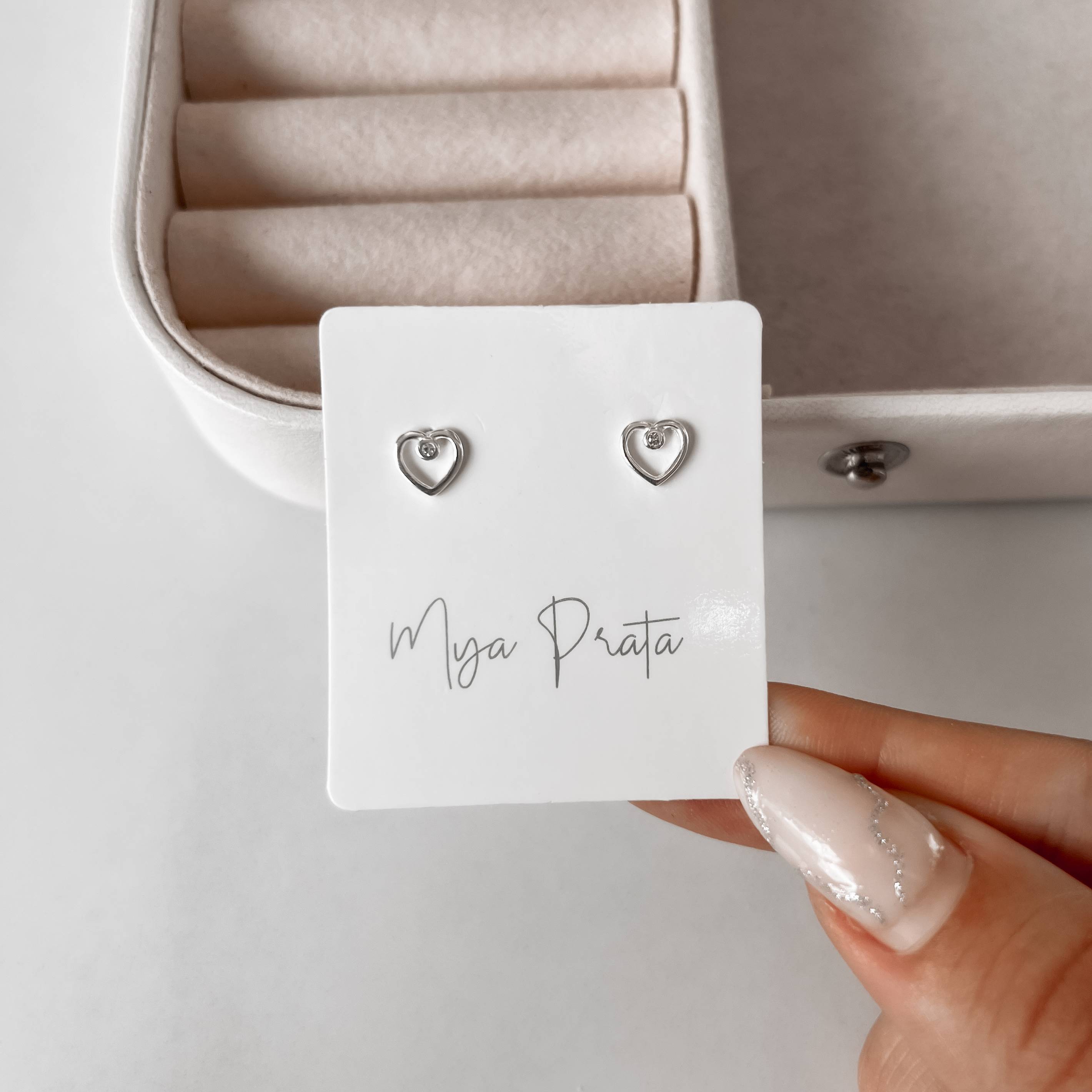 Brinco coração vazado com zircônia 6mm