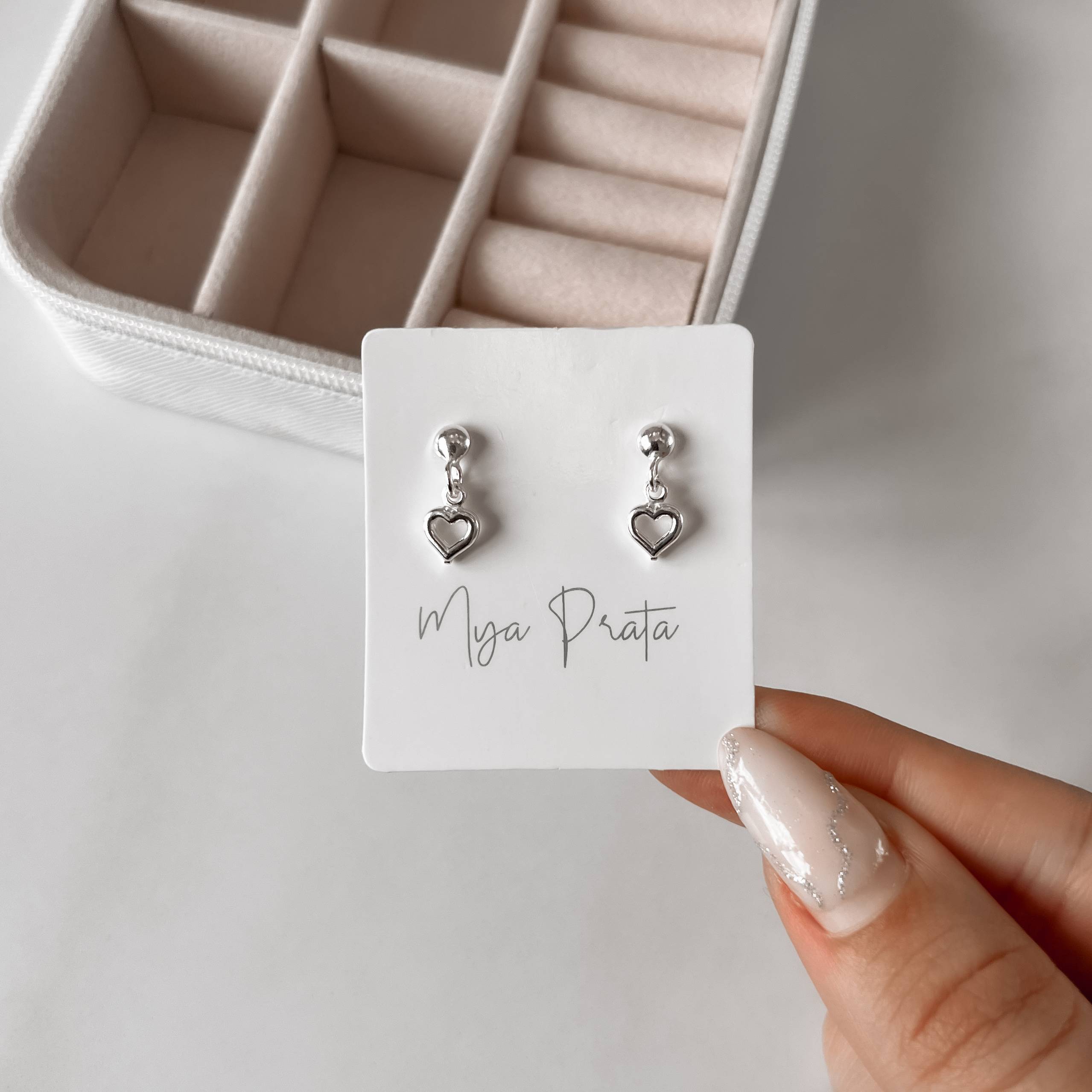 Imagem Brinco círculo com pingente coração vazado 6mm