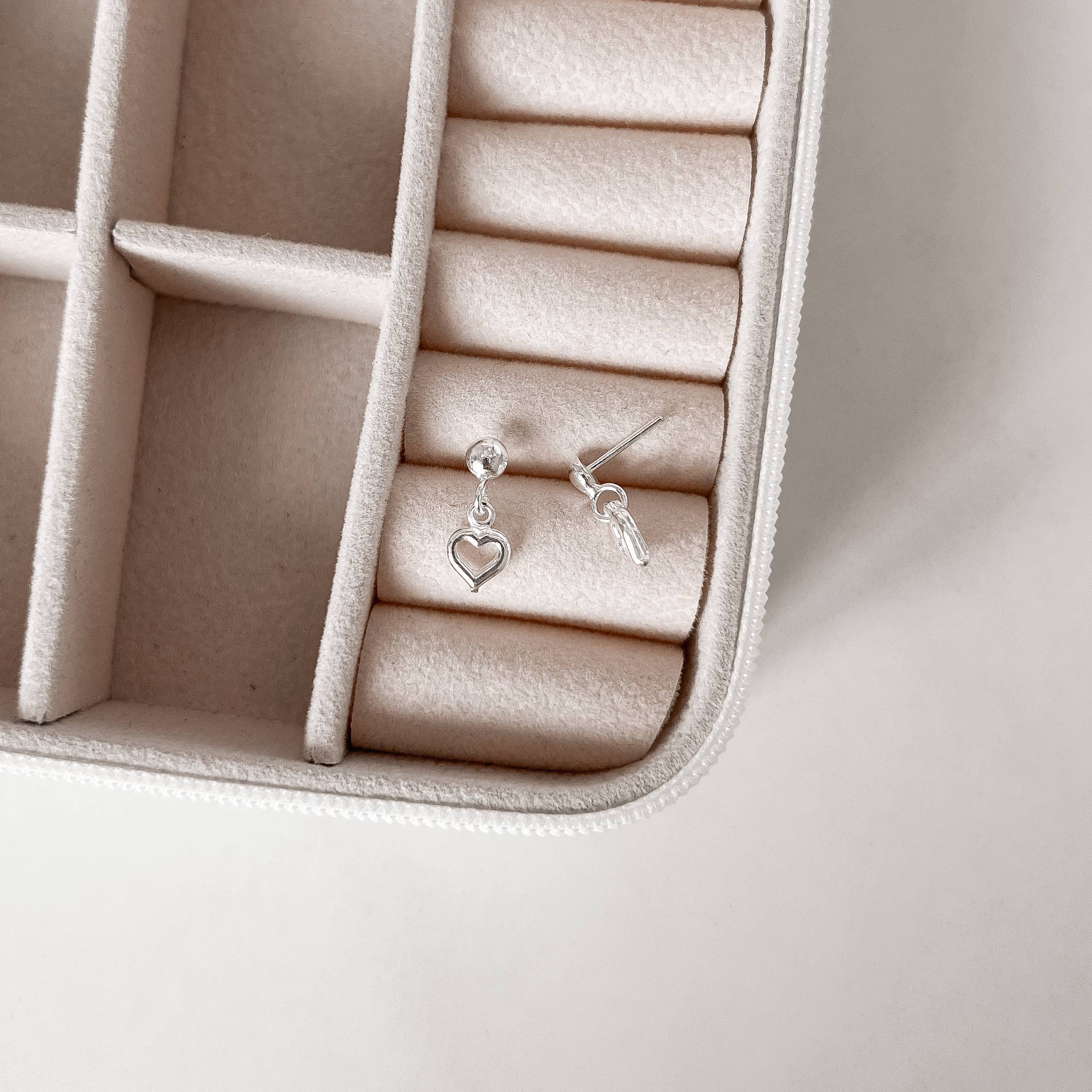 Imagem Secundária Brinco círculo com pingente coração vazado 6mm