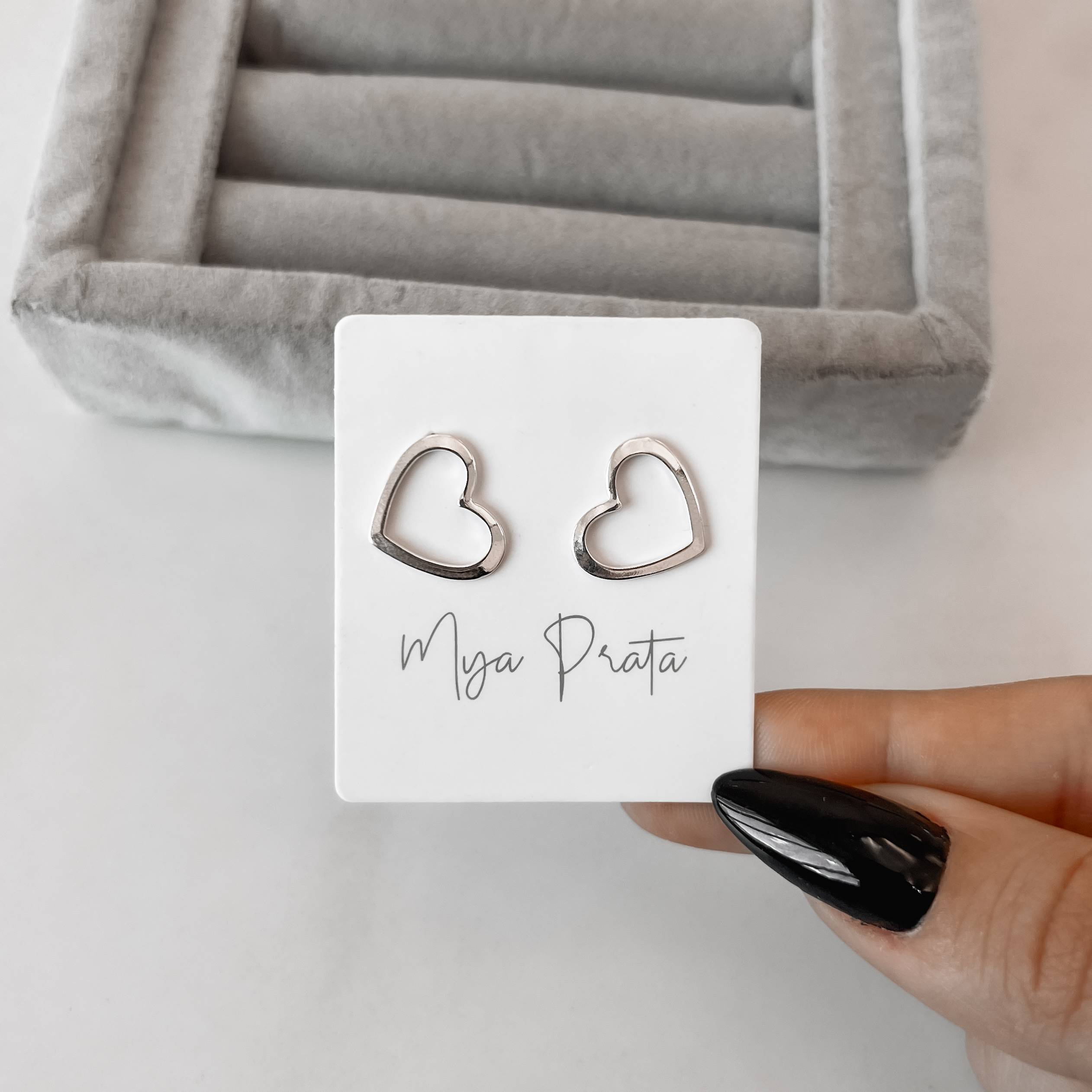 Brinco coração de lado vazado 14mm